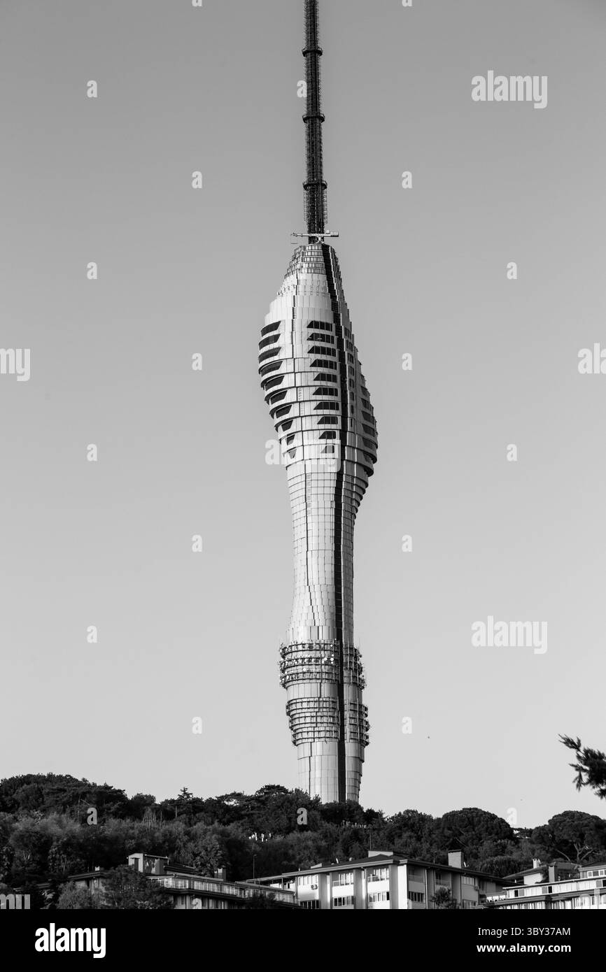 Istanbul, Turkiye - 27. Juni 2025: Der Camlica Tower ist ein Fernmeldeturm mit Aussichtsplattformen und Restaurants auf dem Hügel Little Çamlıca in Üsküdar Stockfoto