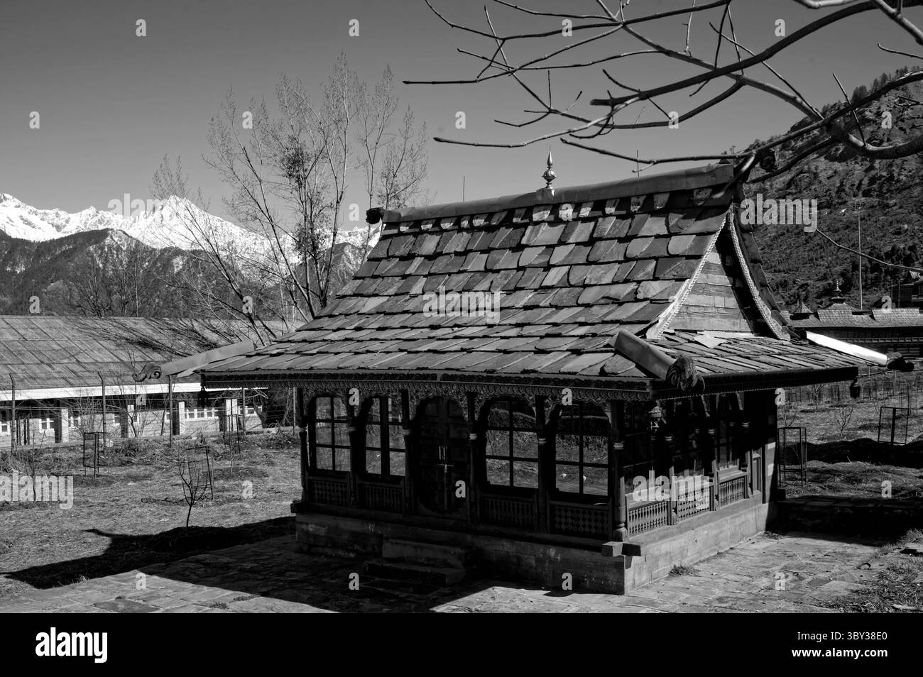 Schwarzweiß-Foto von traditionellen Himalaya-Schreinen im Dorf Sarahan, Bundesstaat Himachal Pradesh Indien Stockfoto