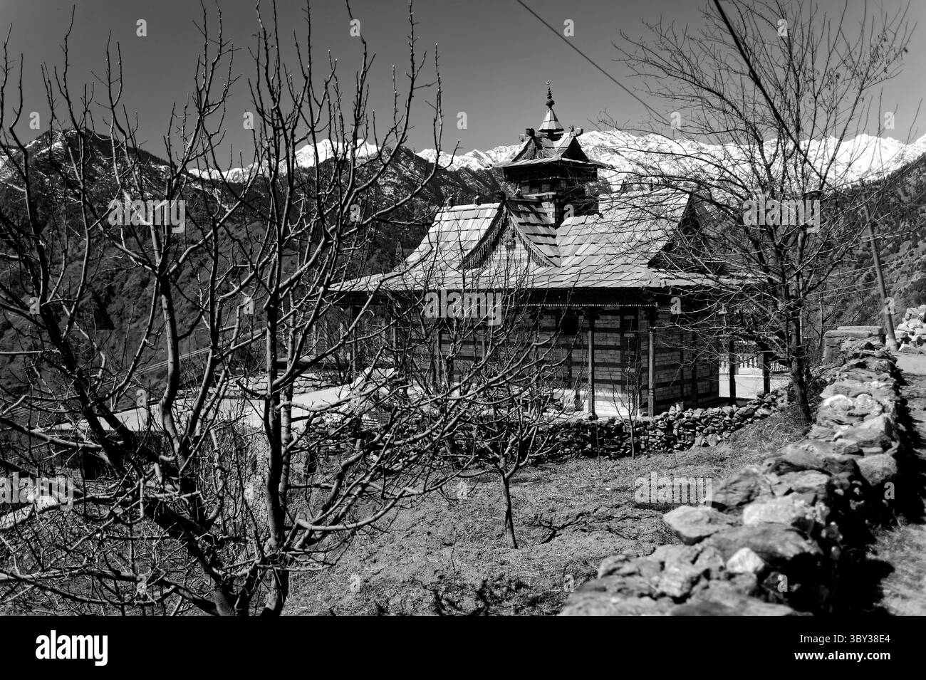 Schwarzweiß-Foto von traditionellen Himalaya-Schreinen im Dorf Sarahan, Bundesstaat Himachal Pradesh Indien Stockfoto