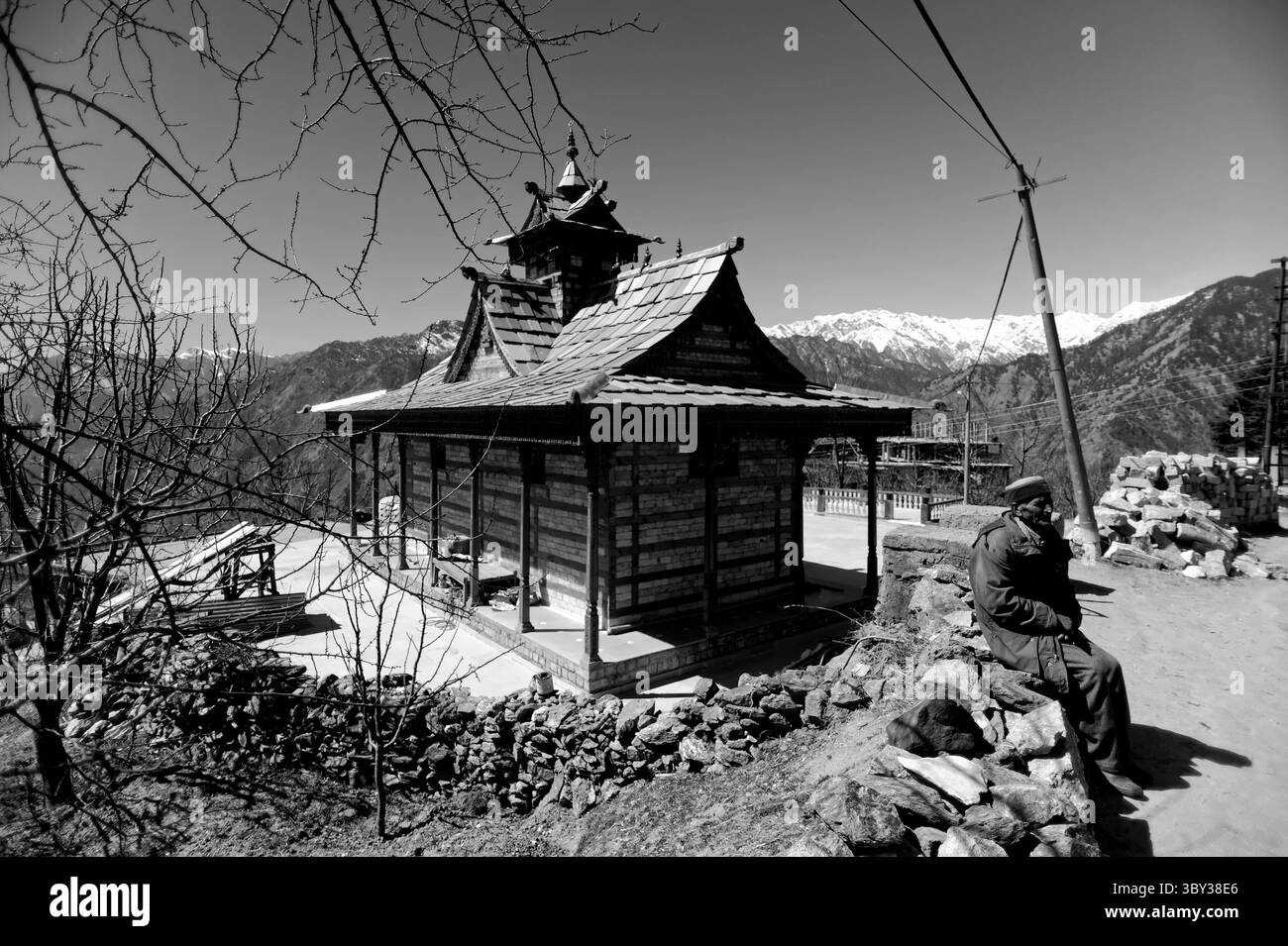 Schwarzweiß-Foto von traditionellen Himalaya-Schreinen im Dorf Sarahan, Bundesstaat Himachal Pradesh Indien Stockfoto