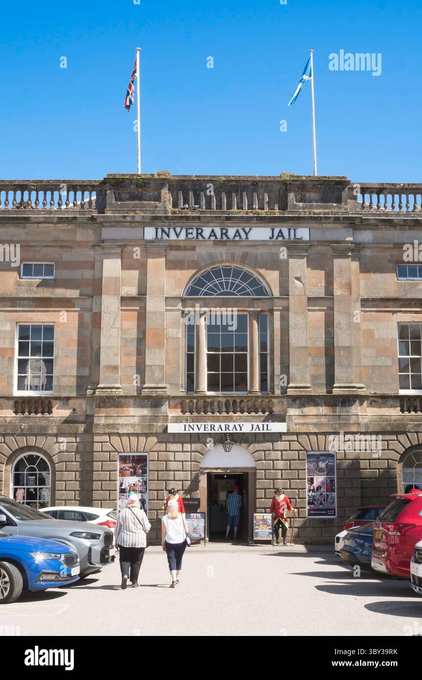 Leute, die das Inveraray Gefängnis besuchen Stockfoto