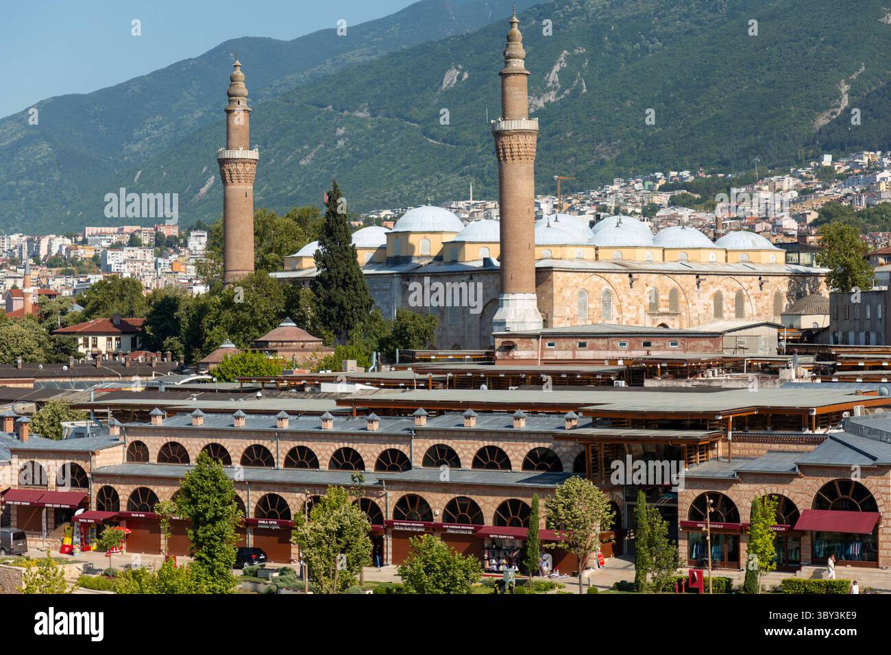Bursa, TR - 6. JUL 2025: Die große Moschee von Bursa, Ulu Cami ist eine historische Moschee, die von Sultan Bayezid I. in Auftrag gegeben wurde, um an seinen Sieg von Nicopo zu erinnern Stockfoto