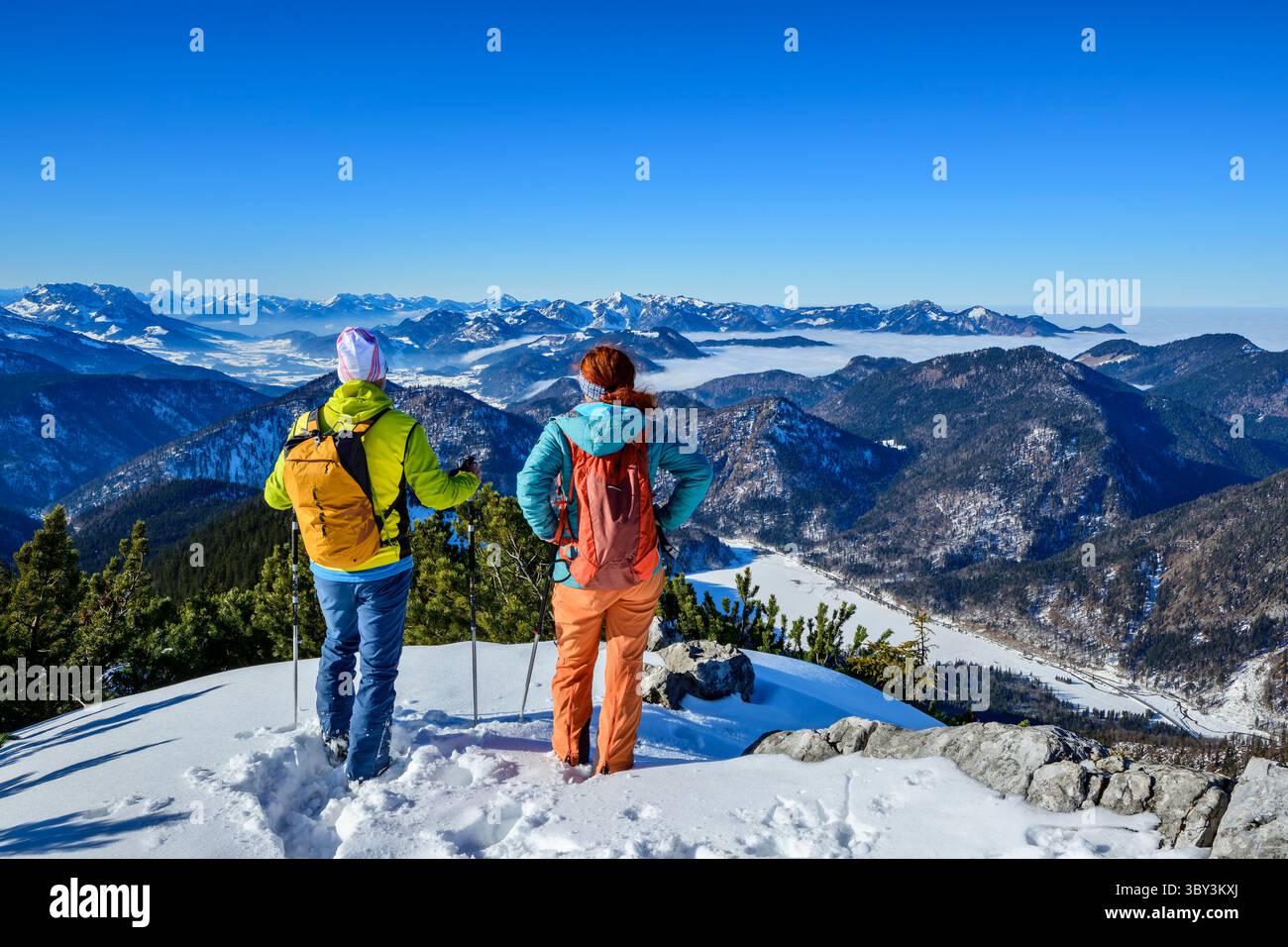 Mann und Frau Winterwandern mit Blick auf die Kaiser- und Chiemgauer Alpen vom Dürrnbachhorn, Reit im Winkl, Chiemgauer Alpen, Oberbayern, BAV Stockfoto