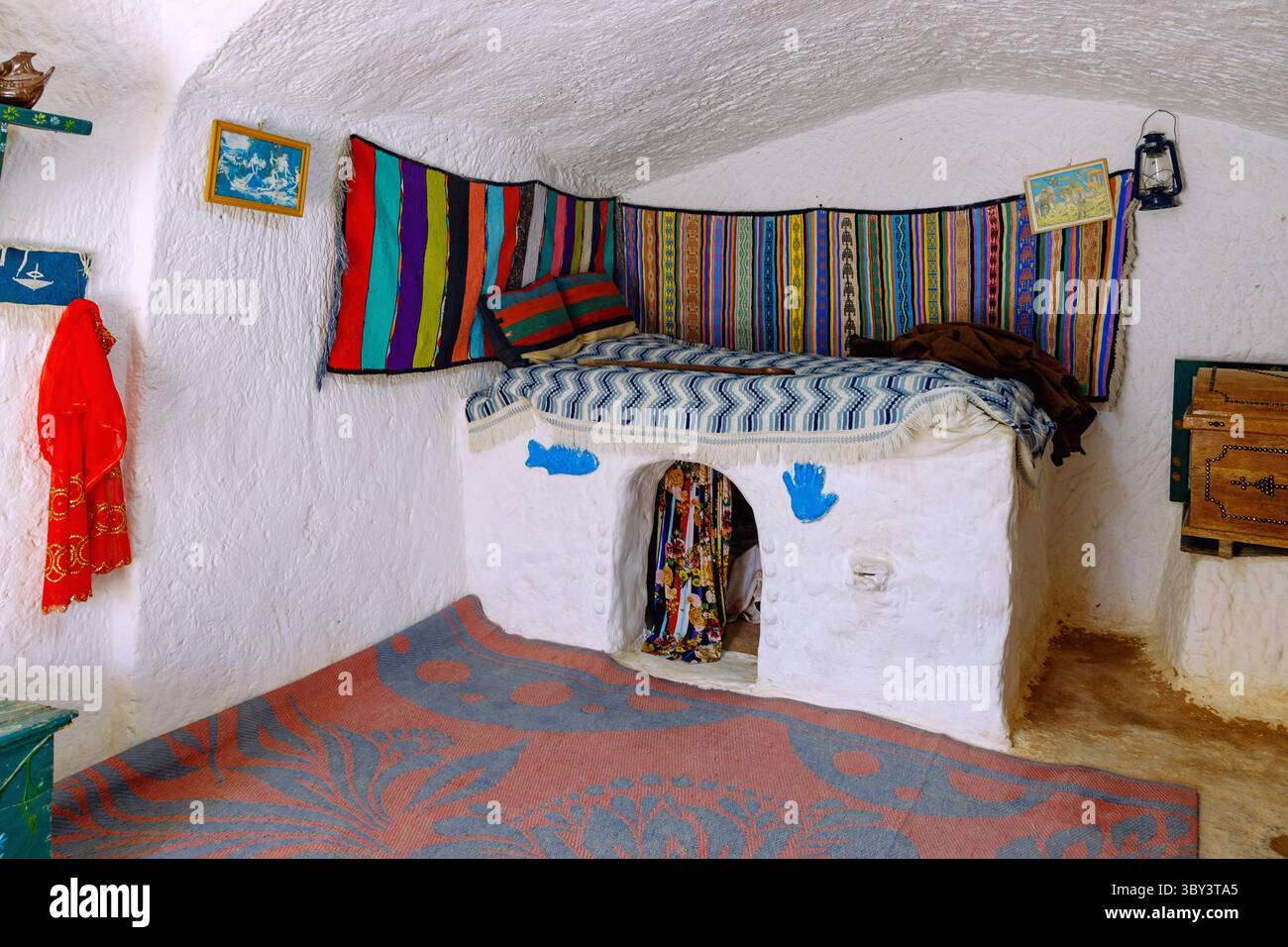 Berbermuseum (Musee Berbere de Tamezret), Innenraum einer Höhlenwohnung im Berberdorf Tamezret, Tunesien Stockfoto