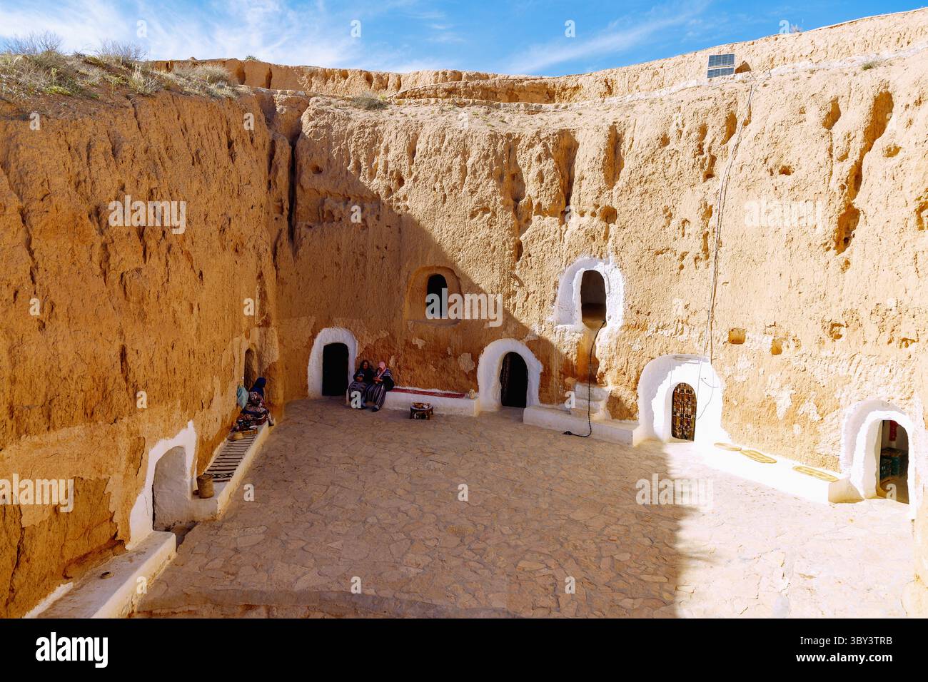 Berbermuseum (Musee Berbere de Tamezret), Höhlenwohnung im Berberdorf Tamezret, Tunesien Stockfoto