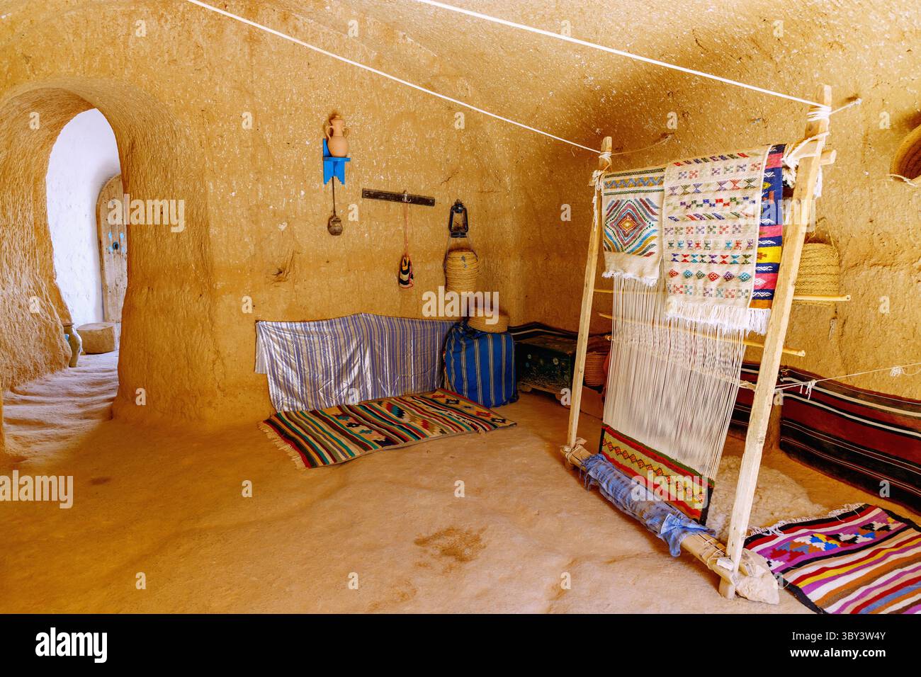 Berbermuseum (Musee Berbere de Tamezret), Innenraum einer Höhlenwohnung im Berberdorf Tamezret, Tunesien Stockfoto