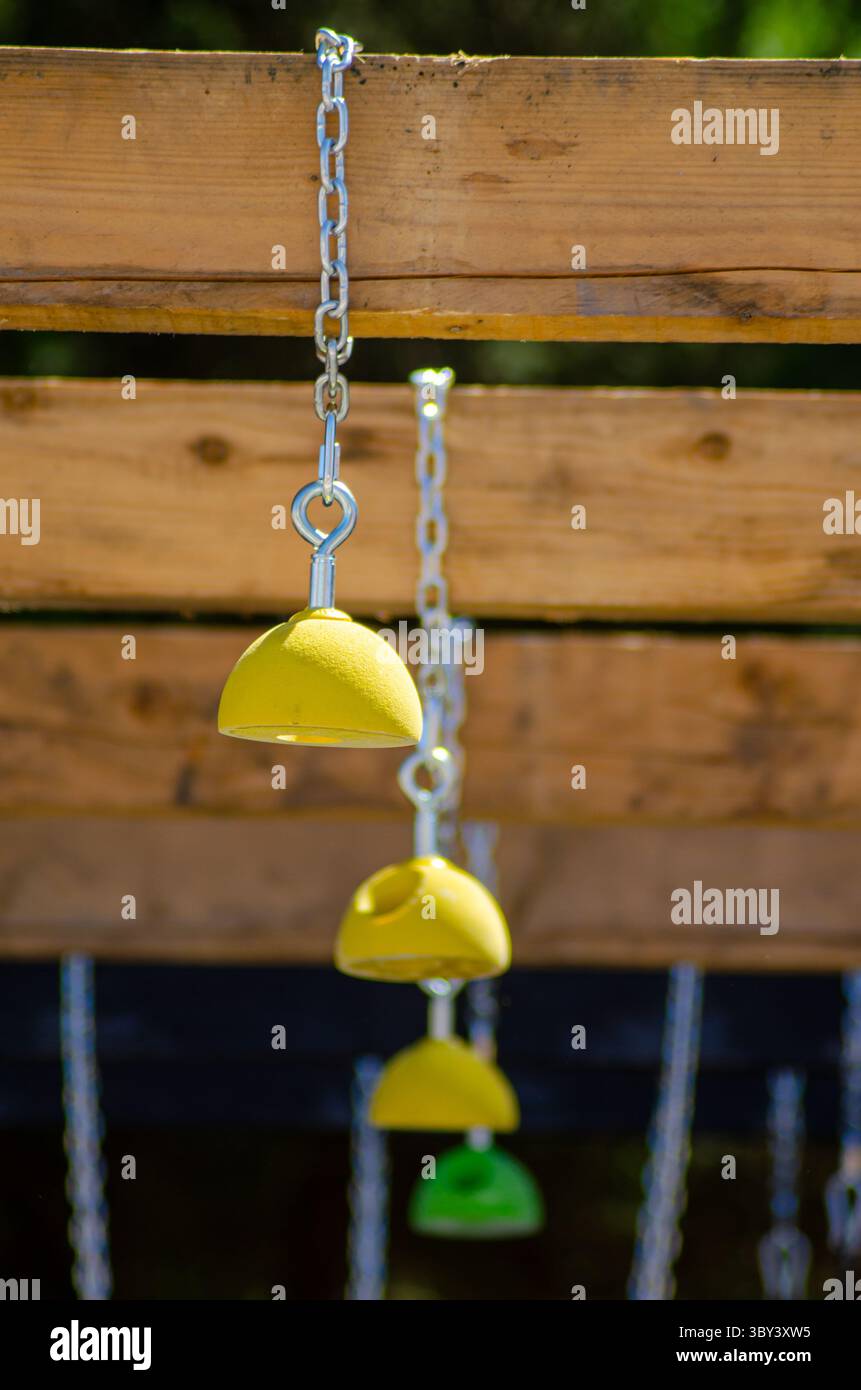 Eine Reihe von gelben hängenden Hindernissen für ein Wettkampf. Stockfoto