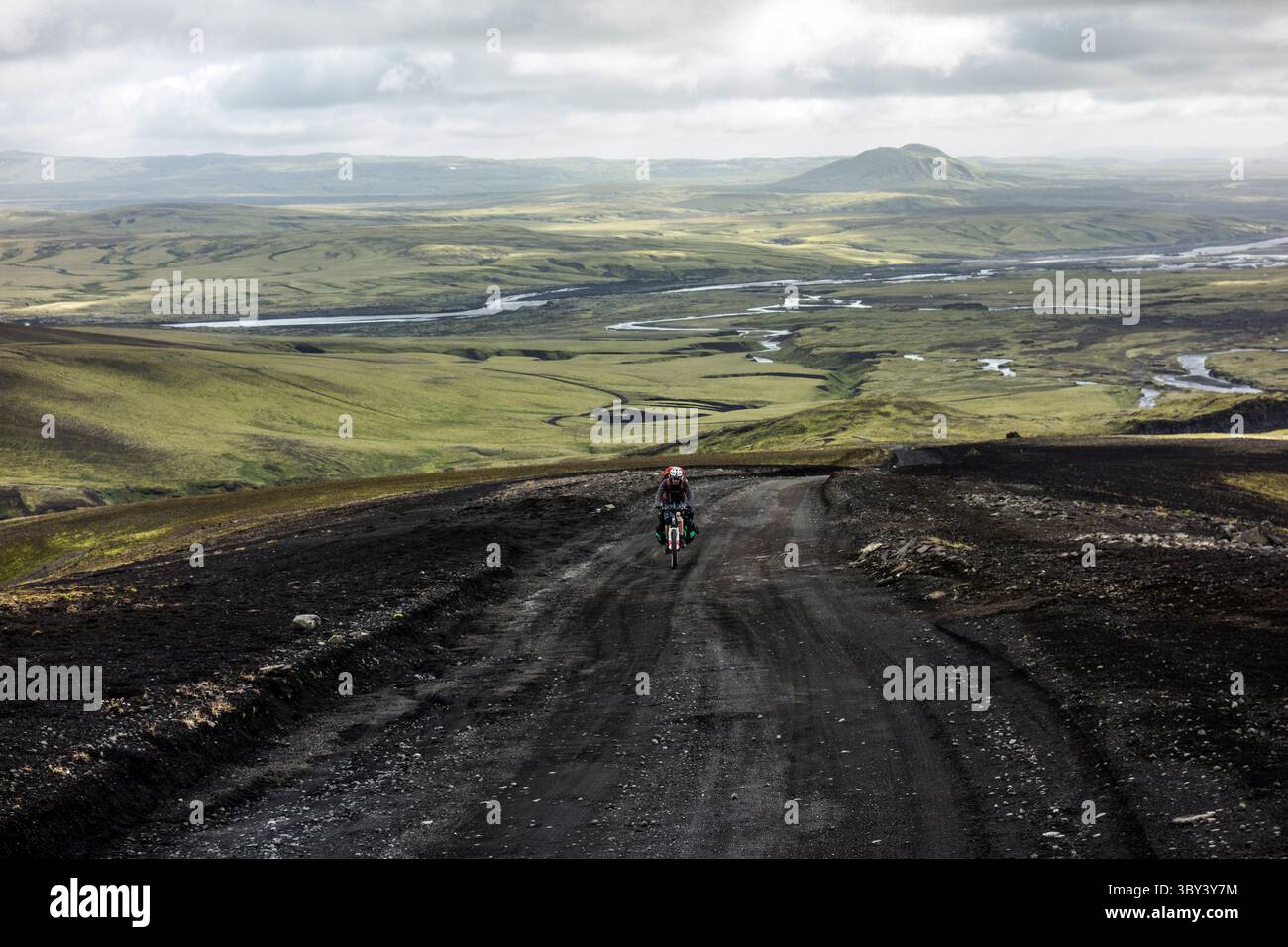 Radfahrer auf Fjallabaksleið nyrðri in der Nähe von Kirkjubæjarklaustur, Island Stockfoto