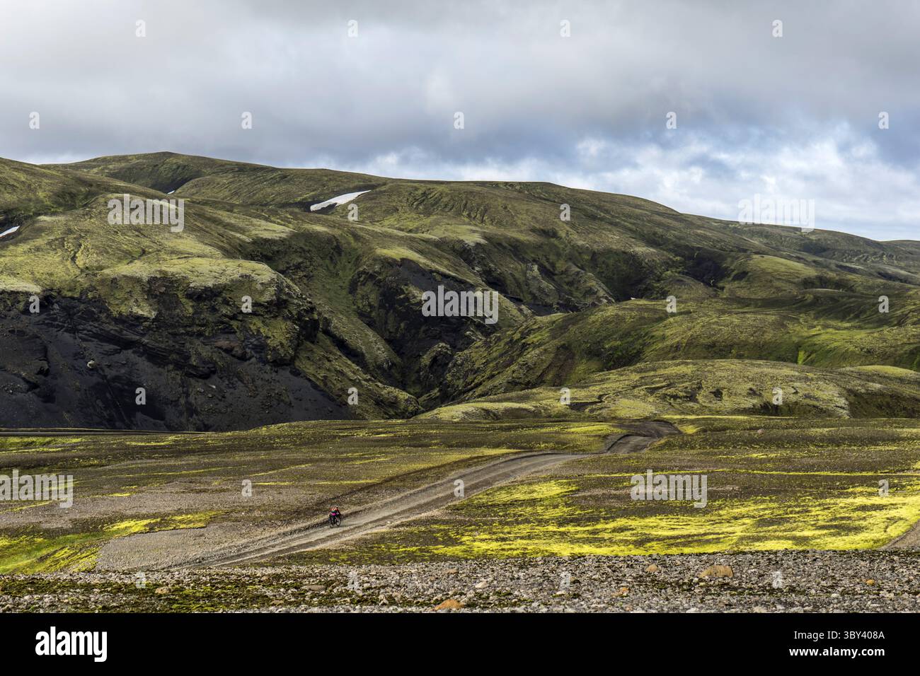 Radfahrer auf der Fjallabaksleið nyrðri-Hochlandstrecke in der Nähe von Kirkjubæjarklaustur, Island Stockfoto