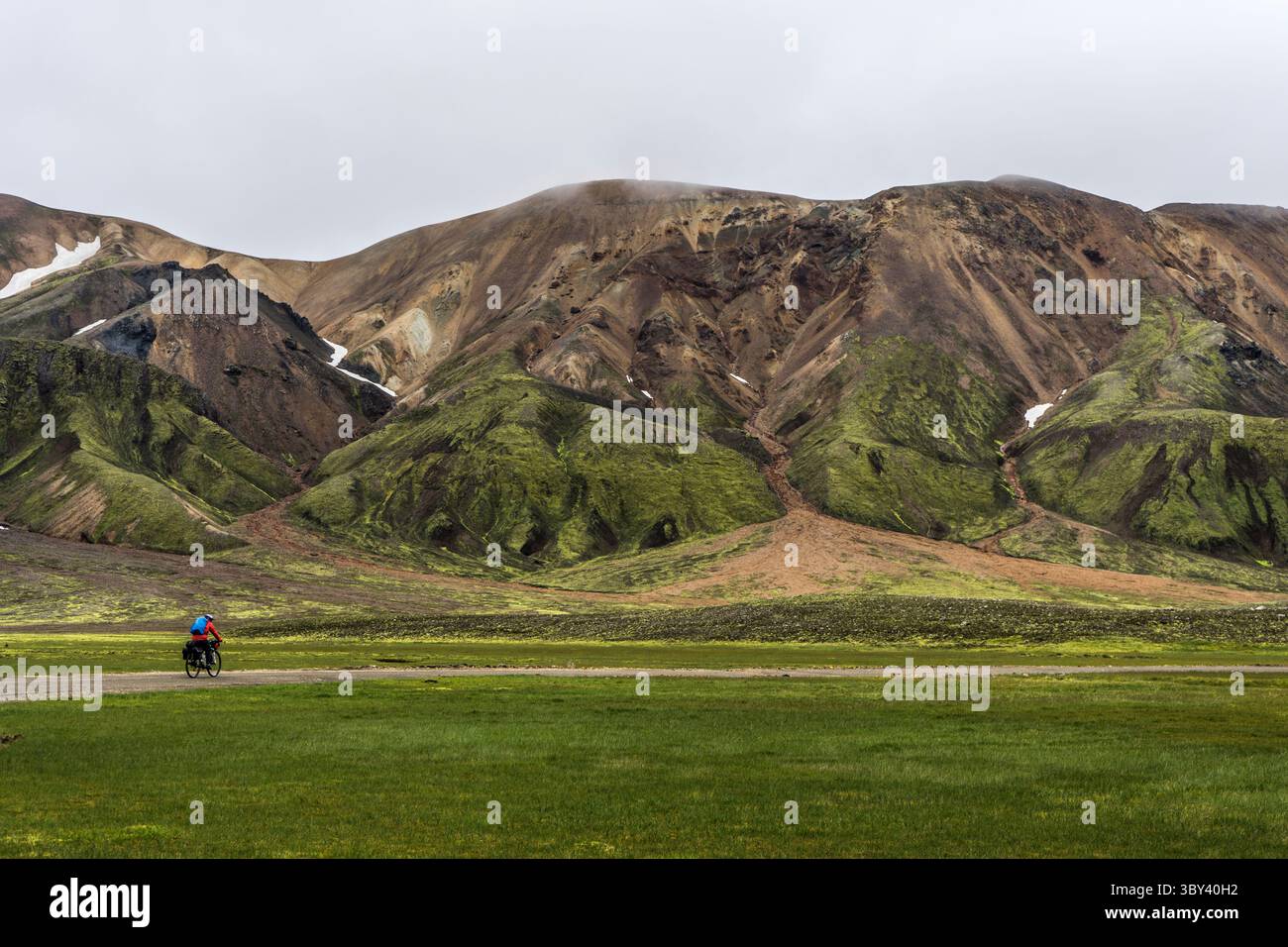 Radfahrer auf der Fjallabaksleið nyrðri-Hochlandstrecke in der Nähe von Kirkjubæjarklaustur, Island Stockfoto