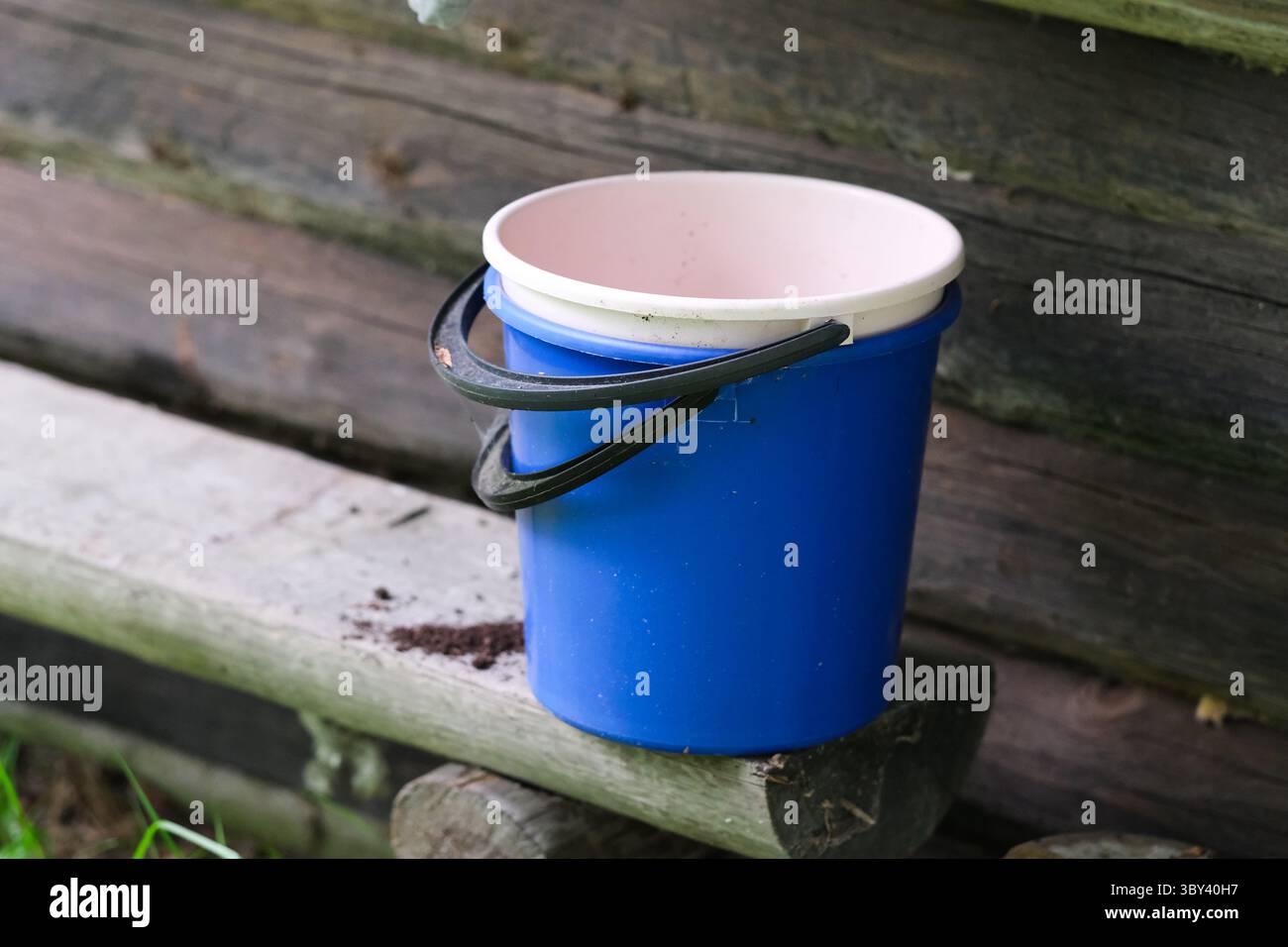 Blaue und weiße Kunststoffeimer Stockfoto