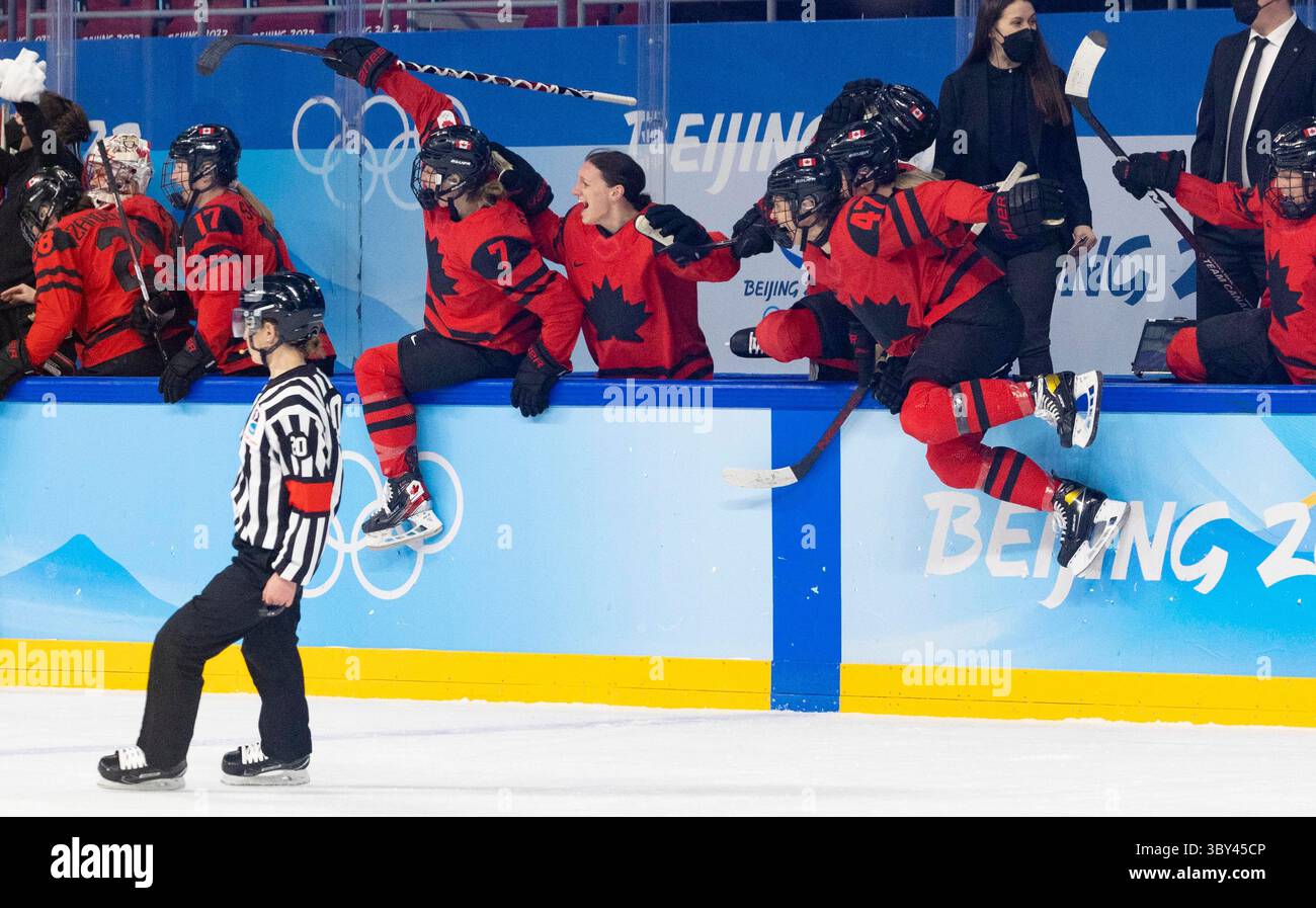 17. Februar 2022, PEKING, HEBEI, China: Wukesong Sports Centre: Ice hockeyâ”Bench Clearing, während Click läuft und Kanada das Womenâ Goldmedaillenspiel der USA gegen Kanada gewinnt. (Bild: © Daniel A. Anderson/ZUMA Press Wire) Stockfoto