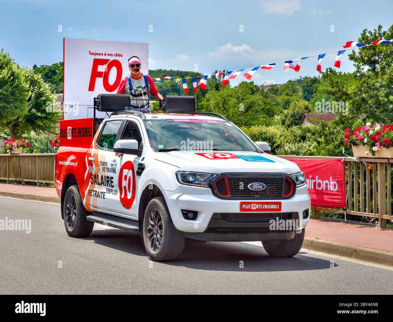 „FO/Force Ouvrière“ französische gewerkschaftswerbung – Teil von La Caravane bei der Tour de France 2025, Stage 9 von Chinon nach Chateauroux. Stockfoto