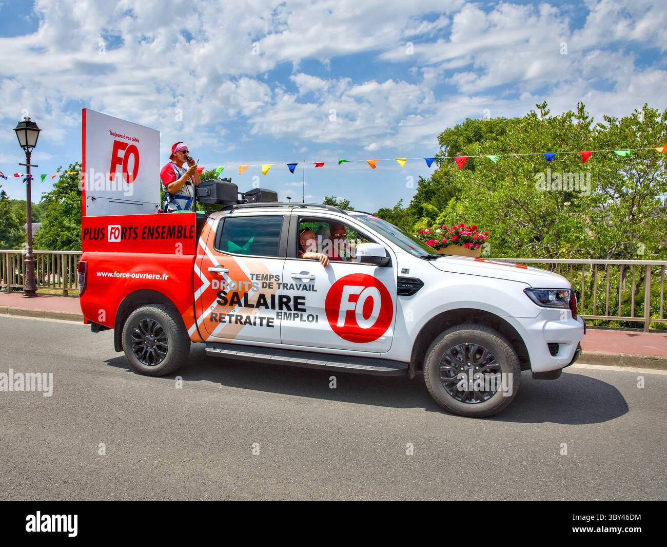 „FO/Force Ouvrière“ französische gewerkschaftswerbung – Teil von La Caravane bei der Tour de France 2025, Stage 9 von Chinon nach Chateauroux. Stockfoto