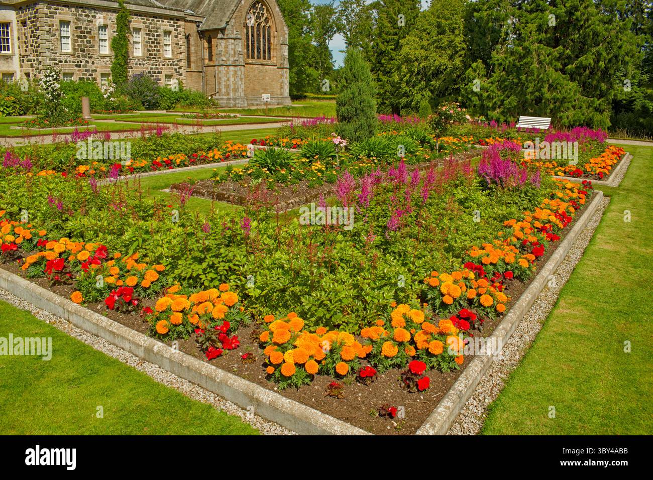 Haddo House Tarves Aberdeenshire Schottland sehr buntes Blumenbeet an einem heißen Tag im Sommer Stockfoto