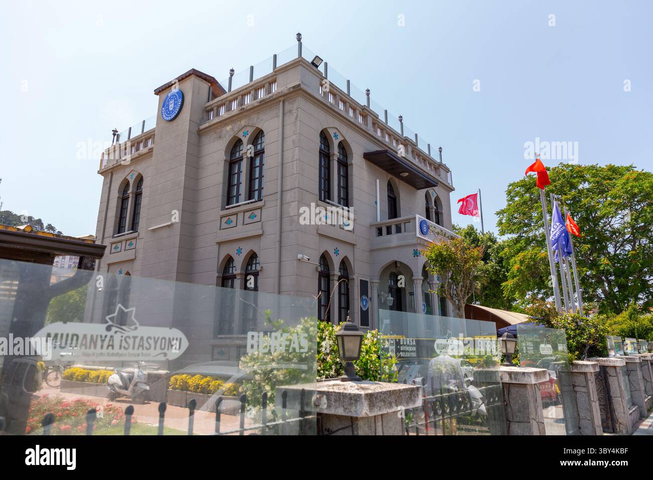 Mudanya, Bursa, Turkiye - 15. Juni 2025: Der alte Bahnhof von Mudanya, der 2009 von der Stadtverwaltung Bursa restauriert und in eine Sozia umgewandelt wurde Stockfoto