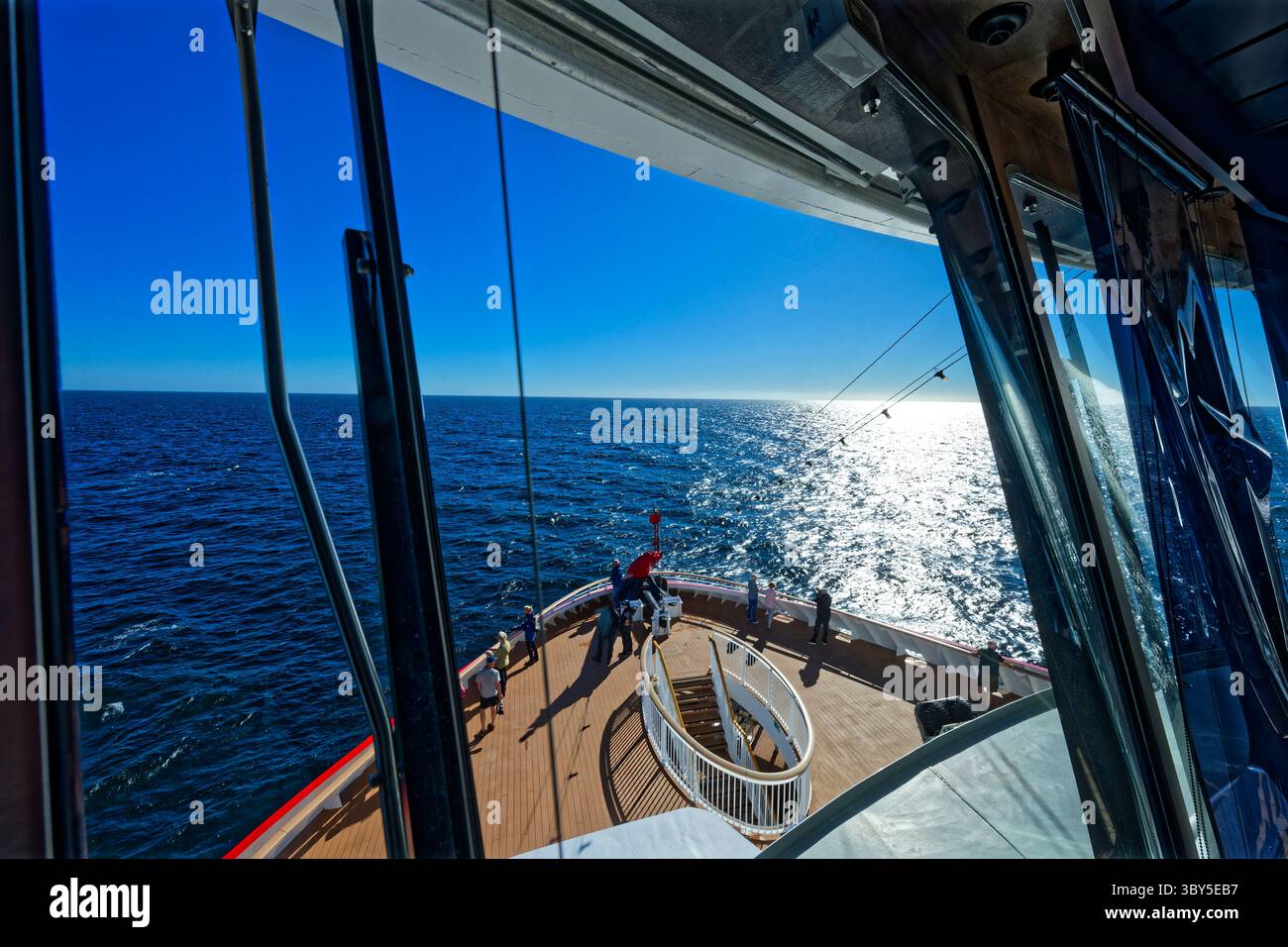 Kreuzfahrtschiff, Blick von der Brücke zum Bug, Atlantik, Puerto Madryn, Argentinien, Südamerika Stockfoto