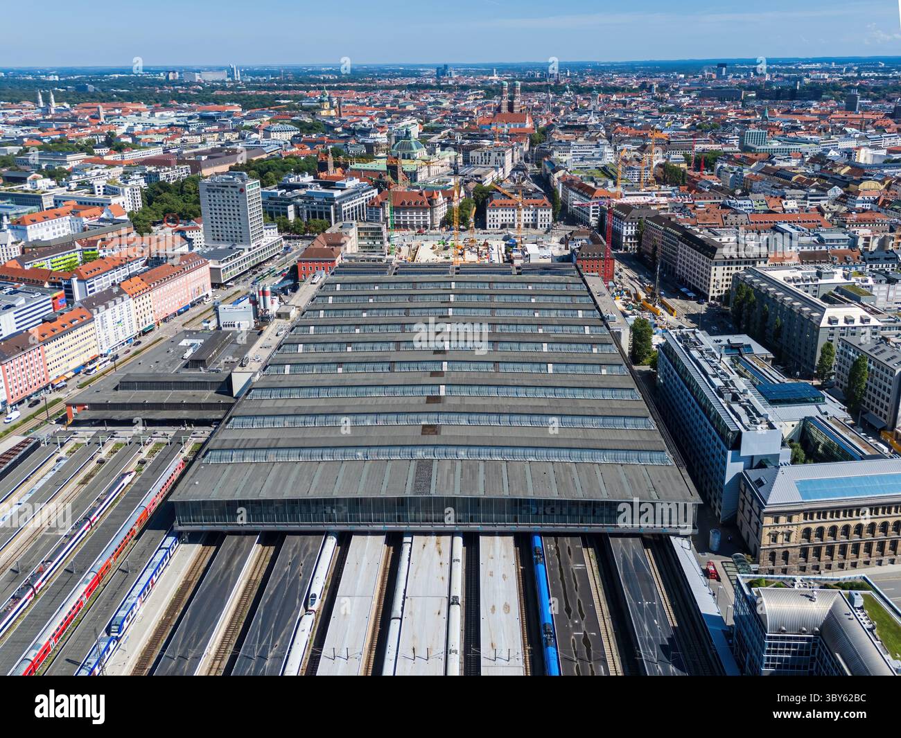MÜNCHEN - 17. JULI 2025: Drohnenansicht des Münchner Hauptbahnhofs. Stockfoto
