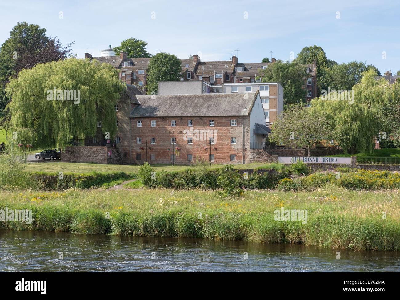 Blick auf das Robert Burns Centre Film Theatre (RBCFT), eine umgebaute Mühle aus dem 18. Jahrhundert, Dumfries, Südwesten Schottlands. Fluss Nith im Vordergrund. Stockfoto