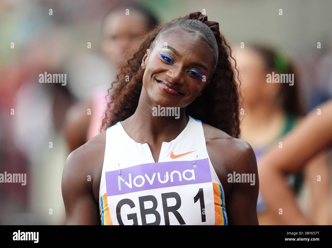 Dina Asher-Smith aus Großbritannien, bevor die Women's 4x100 m Relay während der Wanda Diamond League Series London Athletics im Queen Elizabeth Olympic Park in London zusammentreffen. Bilddatum: Samstag, 19. Juli 2025. Stockfoto