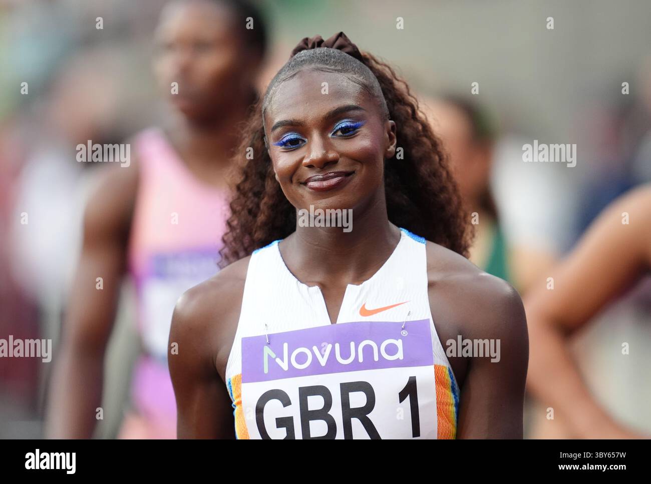 Dina Asher-Smith aus Großbritannien, bevor die Women's 4x100 m Relay während der Wanda Diamond League Series London Athletics im Queen Elizabeth Olympic Park in London zusammentreffen. Bilddatum: Samstag, 19. Juli 2025. Stockfoto