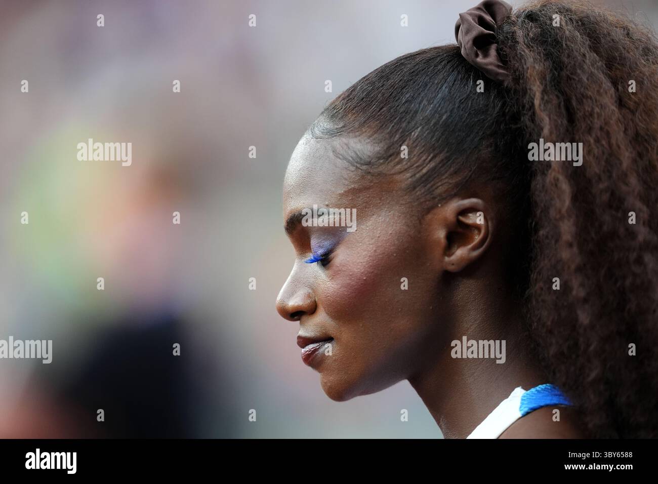 Dina Asher-Smith aus Großbritannien, bevor die Women's 4x100 m Relay während der Wanda Diamond League Series London Athletics im Queen Elizabeth Olympic Park in London zusammentreffen. Bilddatum: Samstag, 19. Juli 2025. Stockfoto