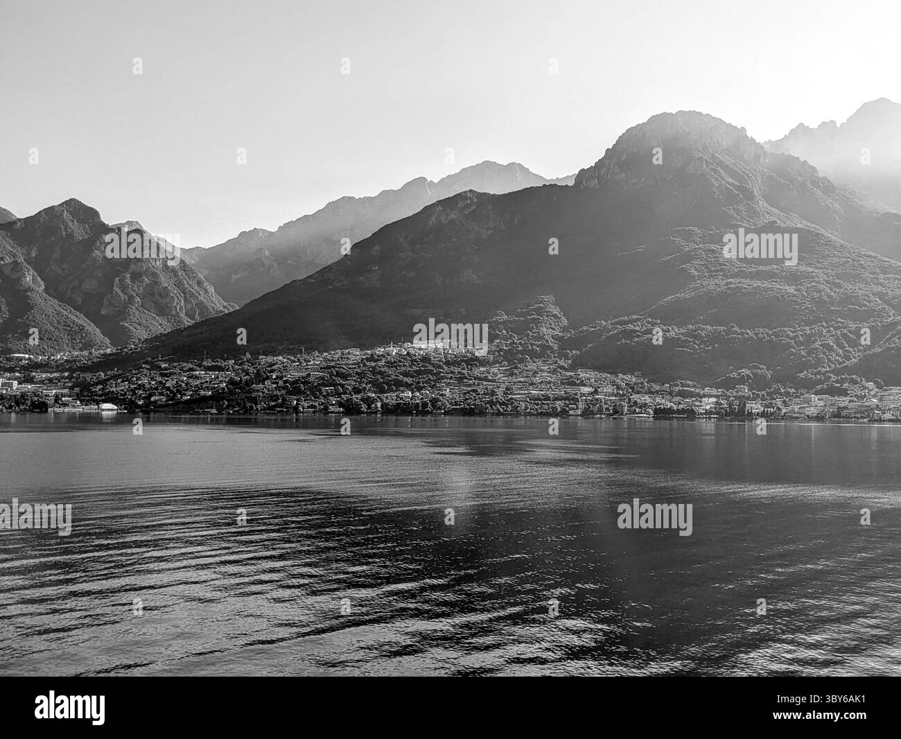 Künstlerischer Schwarzweiß-Blick auf den comer See Stockfoto