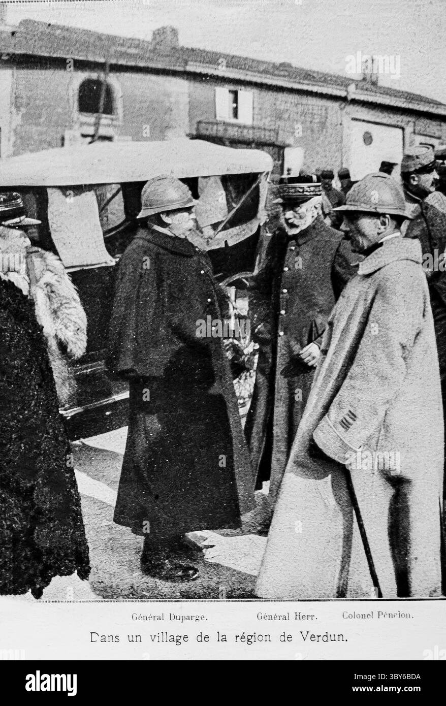 Foto aus L'Illustration, 11. März 1916. Die französische Militärführung, darunter General Duparge, General Herr und Colonel Pénelon, treffen sich in einem Dorf in der Nähe von Verdun. Dieses Bild wurde in der frühen Phase der Schlacht von Verdun aufgenommen und spiegelt die Koordinationsbemühungen und die strategische Kommandopräsenz nahe der Front wider, inmitten eines der wichtigsten und zermürbendsten Engagements des Ersten Weltkriegs. Stockfoto