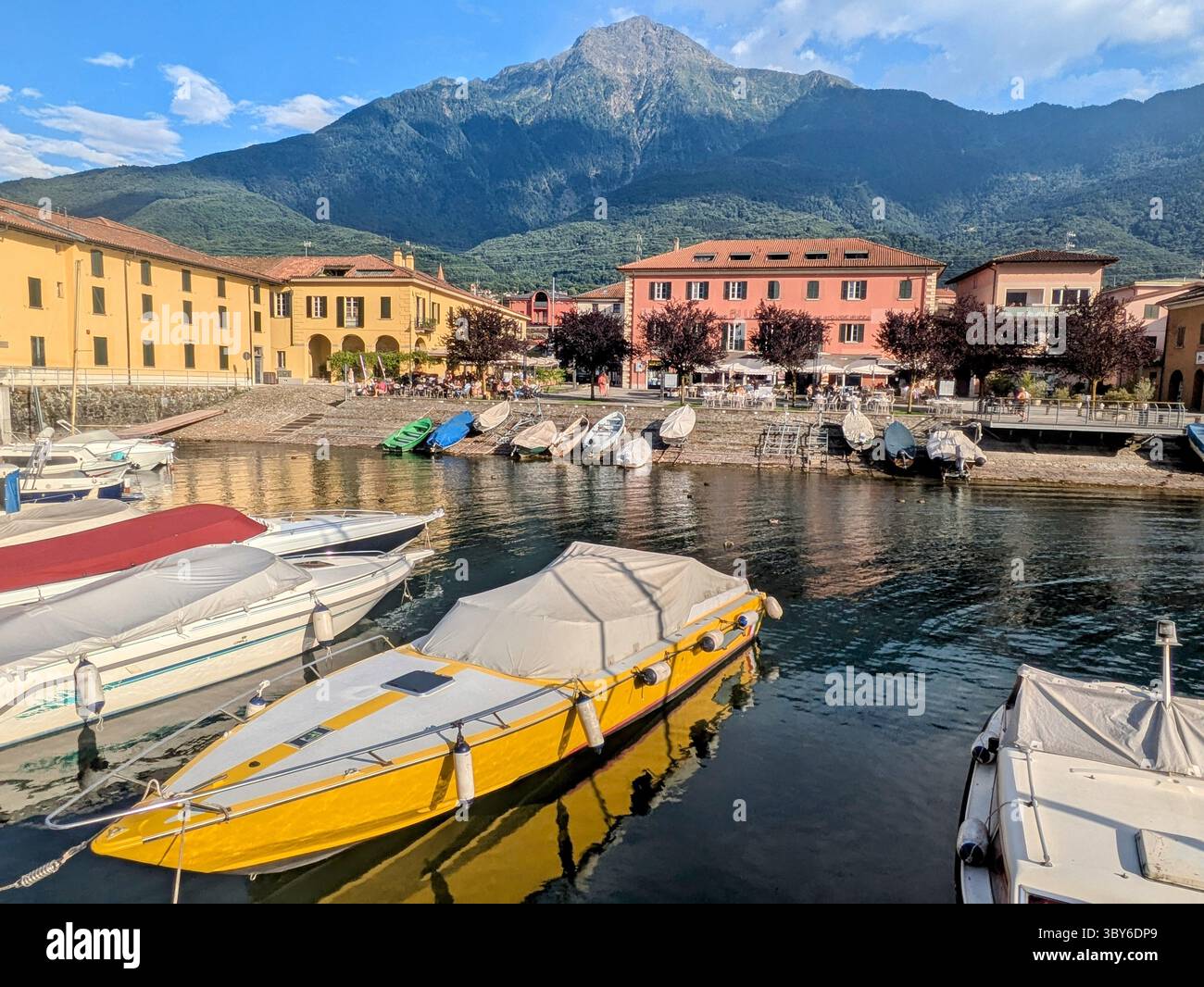 Bunte Boote und Häuser in Colico Stockfoto