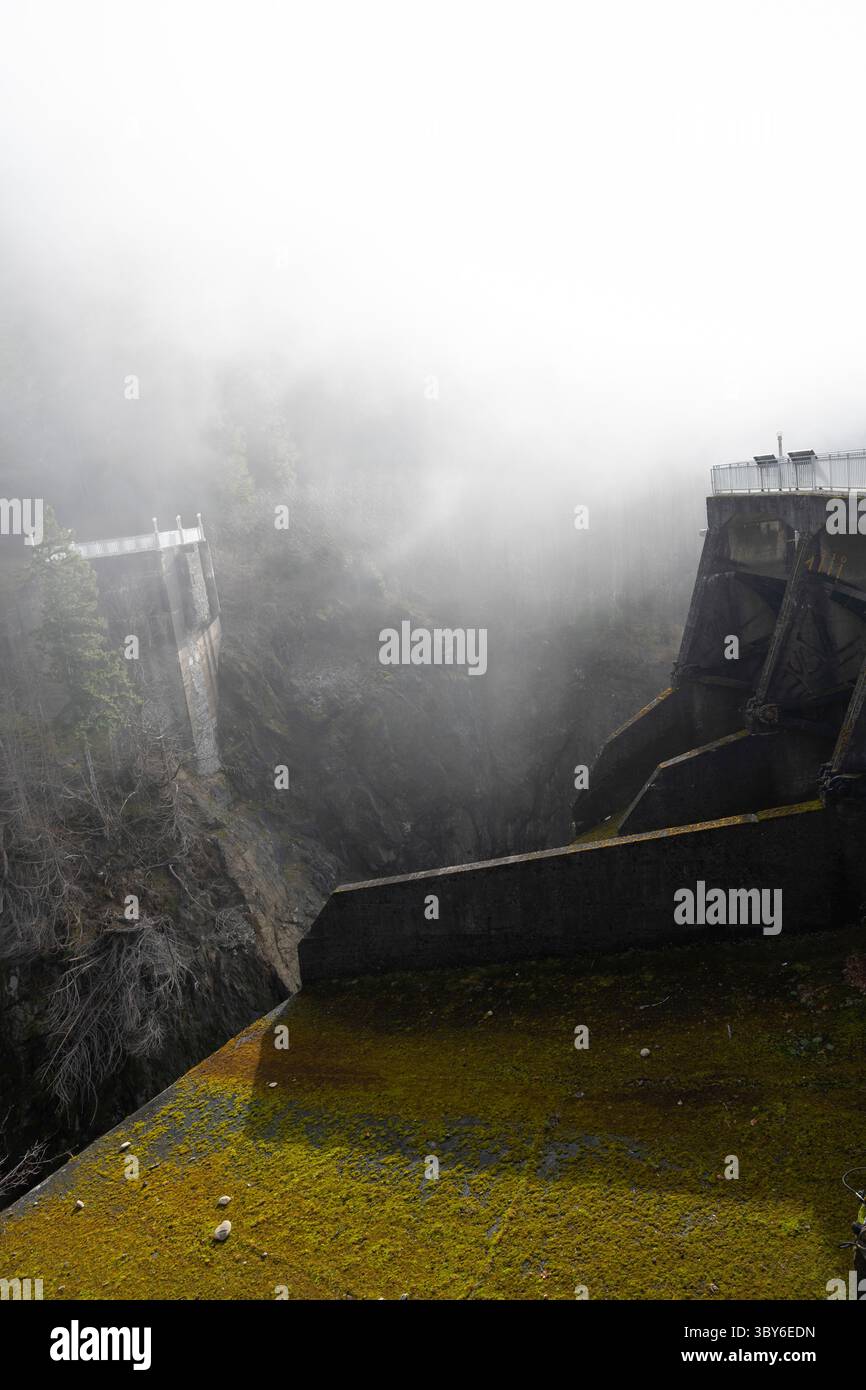 23. Januar 2022, Olympic National Park, Washington, USA: Ein Morgennebel umhüllt die Überreste des Glines Canyon Dam am Elwha River im Olympic National Park, Washington. Der 1927 erbaute Damm wurde 2012 zusammen mit dem Elwha-Damm acht Meilen flussabwärts im Rahmen des Elwha River-Ökosystemrestaurierungsprojekts abgerissen. (Foto: © Paul Christian Gordon/ZUMA Press Wire) Stockfoto