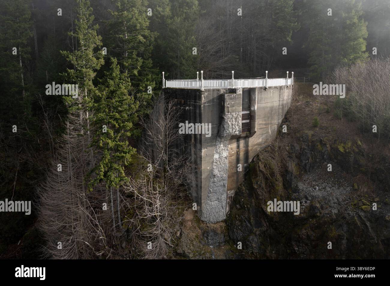23. Januar 2022, Olympic National Park, Washington, USA: Blick auf die Überreste des Glines Canyon Dam am Elwha River im Olympic National Park, Washington. Der 1927 erbaute Damm wurde 2012 zusammen mit dem Elwha-Damm acht Meilen flussabwärts im Rahmen des Elwha River-Ökosystemrestaurierungsprojekts abgerissen. (Foto: © Paul Christian Gordon/ZUMA Press Wire) Stockfoto