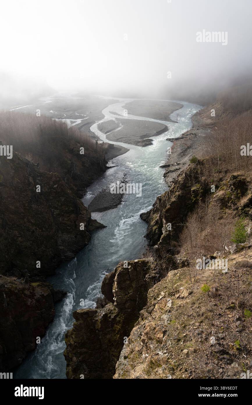 23. Januar 2022, Olympic National Park, Washington, USA: Blick auf den frei fließenden Elwha River durch das Bett des ehemaligen Lake Mills vom Glines Canyon Dam Overlook im Olympic National Park, Washington. Der See wurde 2012 entwässert, als der Damm zusammen mit dem Elwha Dam, acht Meilen flussabwärts, im Rahmen des Elwha River Ökosystemrestaurierungsprojekts abgerissen wurde. (Foto: © Paul Christian Gordon/ZUMA Press Wire) Stockfoto