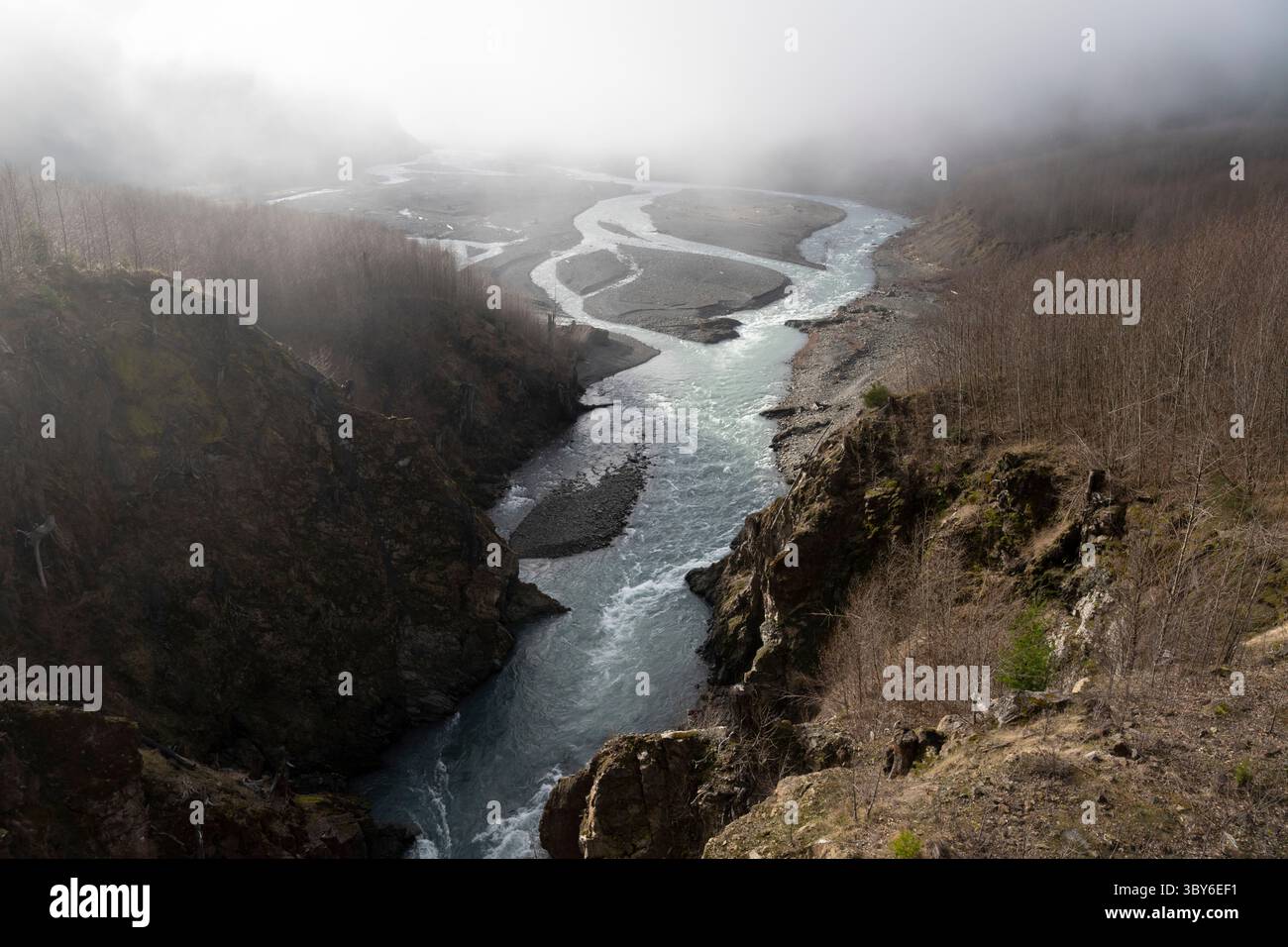 23. Januar 2022, Olympic National Park, Washington, USA: Blick auf den frei fließenden Elwha River durch das Bett des ehemaligen Lake Mills vom Glines Canyon Dam Overlook im Olympic National Park, Washington. Der See wurde 2012 entwässert, als der Damm zusammen mit dem Elwha Dam, acht Meilen flussabwärts, im Rahmen des Elwha River Ökosystemrestaurierungsprojekts abgerissen wurde. (Foto: © Paul Christian Gordon/ZUMA Press Wire) Stockfoto