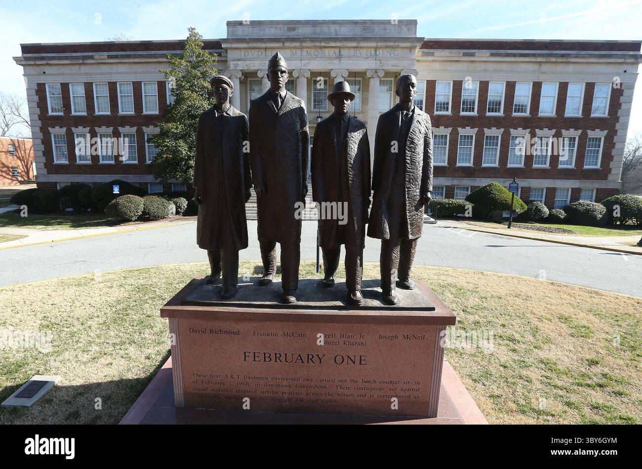 Dezember 2019, Greensboro, North Carolina, USA: 1. Februar, das Denkmal von 2002, das Ezell Blair Jr., Franklin McCain, Joseph McNeil und David Richmond gewidmet ist, zusammen bekannt als die Greensboro Four, die das Mittagessen am 1. Februar 1960 in der Innenstadt von Greensboro geplant und durchgeführt haben. Ihr Akt gegen soziale Ungerechtigkeit führte zu ähnlichen Protesten im ganzen Land und wird als ein entscheidender Moment im Kampf für Bürgerrechte in Erinnerung gerufen. Die Skulptur befindet sich vor dem Dudley Building auf dem North Carolina A&T State University Campus und ist Teil des US Civil Rights Trail. ( Stockfoto