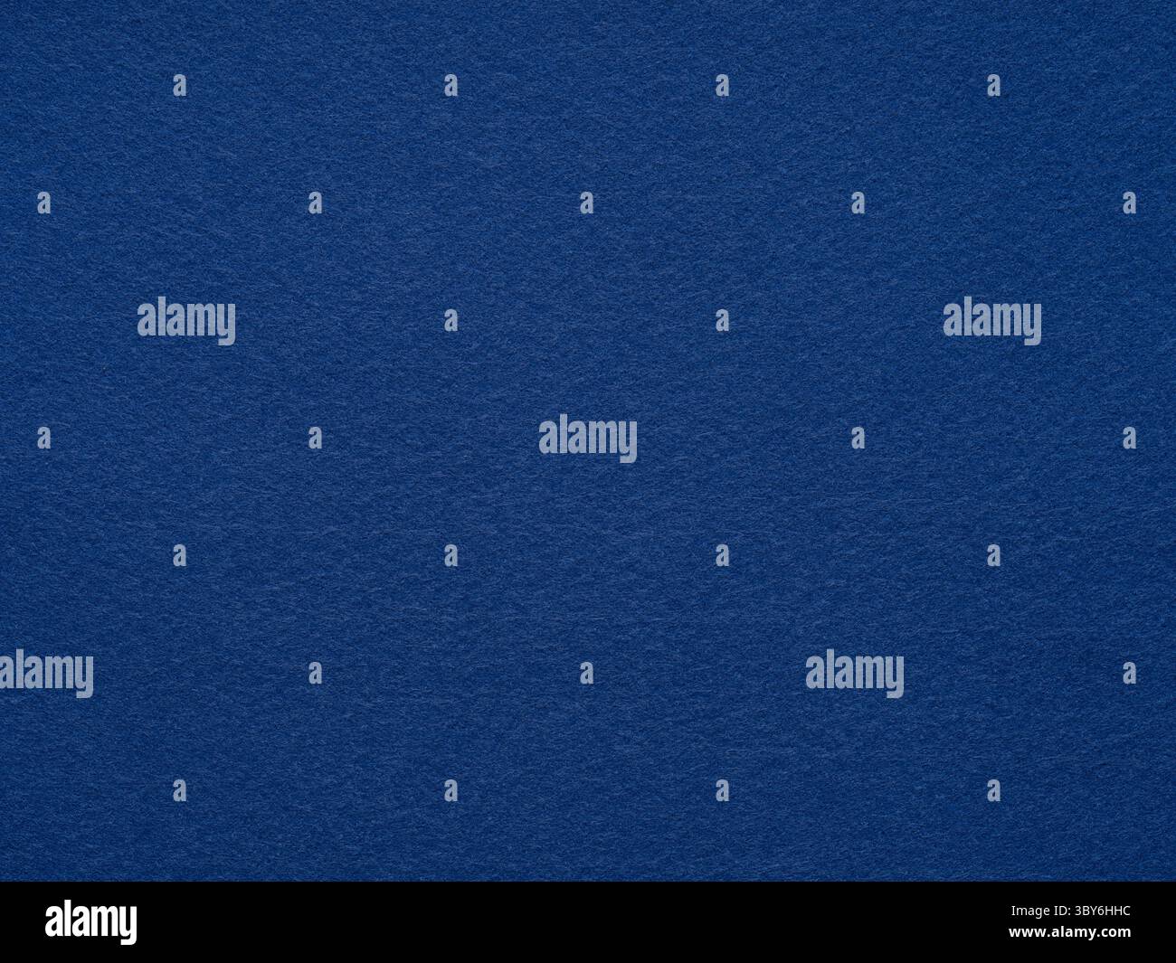 Eine tiefe Struktur aus Saphirfilz lädt zum Nachdenken ein und bietet dem visuellen Erlebnis eine luxuriöse und tiefe Tiefe. Stockfoto