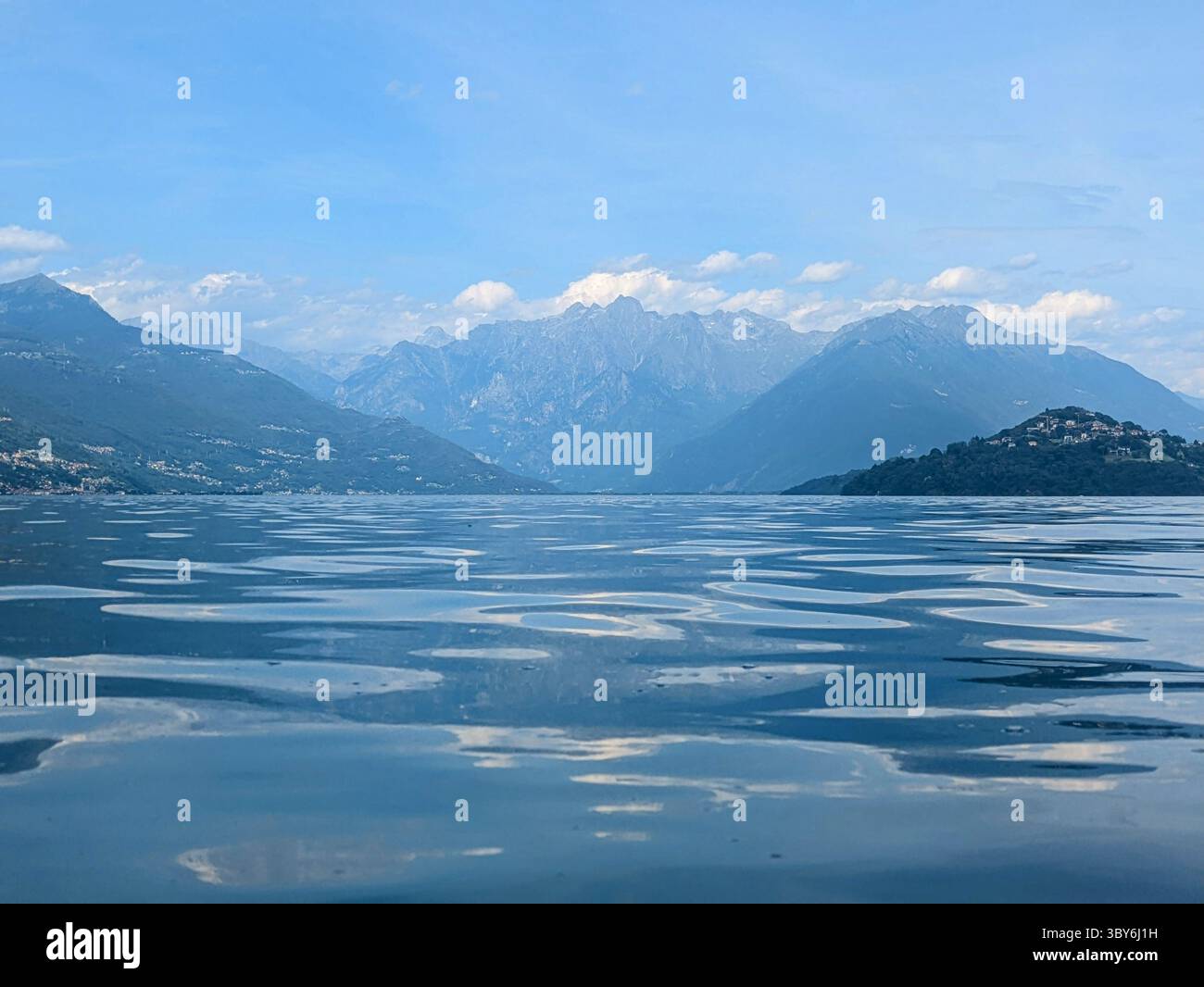 Blick auf ferne Berge von der Wasseroberfläche Stockfoto