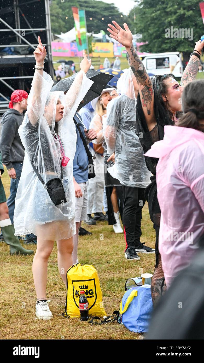 Festivalfans genießen die Musik beim Pracht Music Festival auf dem historischen Gelände der Wollaton Hall, Nottingham. Stockfoto