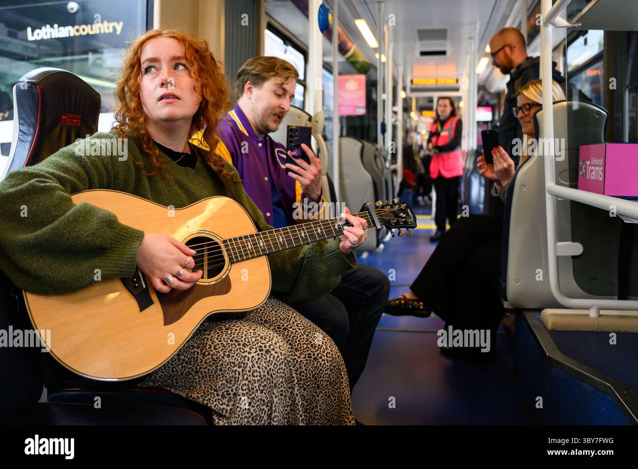 Aufsteigende schottische Künstlerin und TikTok-Star NATI tritt vor ihrem Hoolie-Auftritt im Royal Highland Centre, Edinburgh, Schottland, UK, bei einem Pop-up-Gig in einer Edinburgh-Trambahn auf Stockfoto