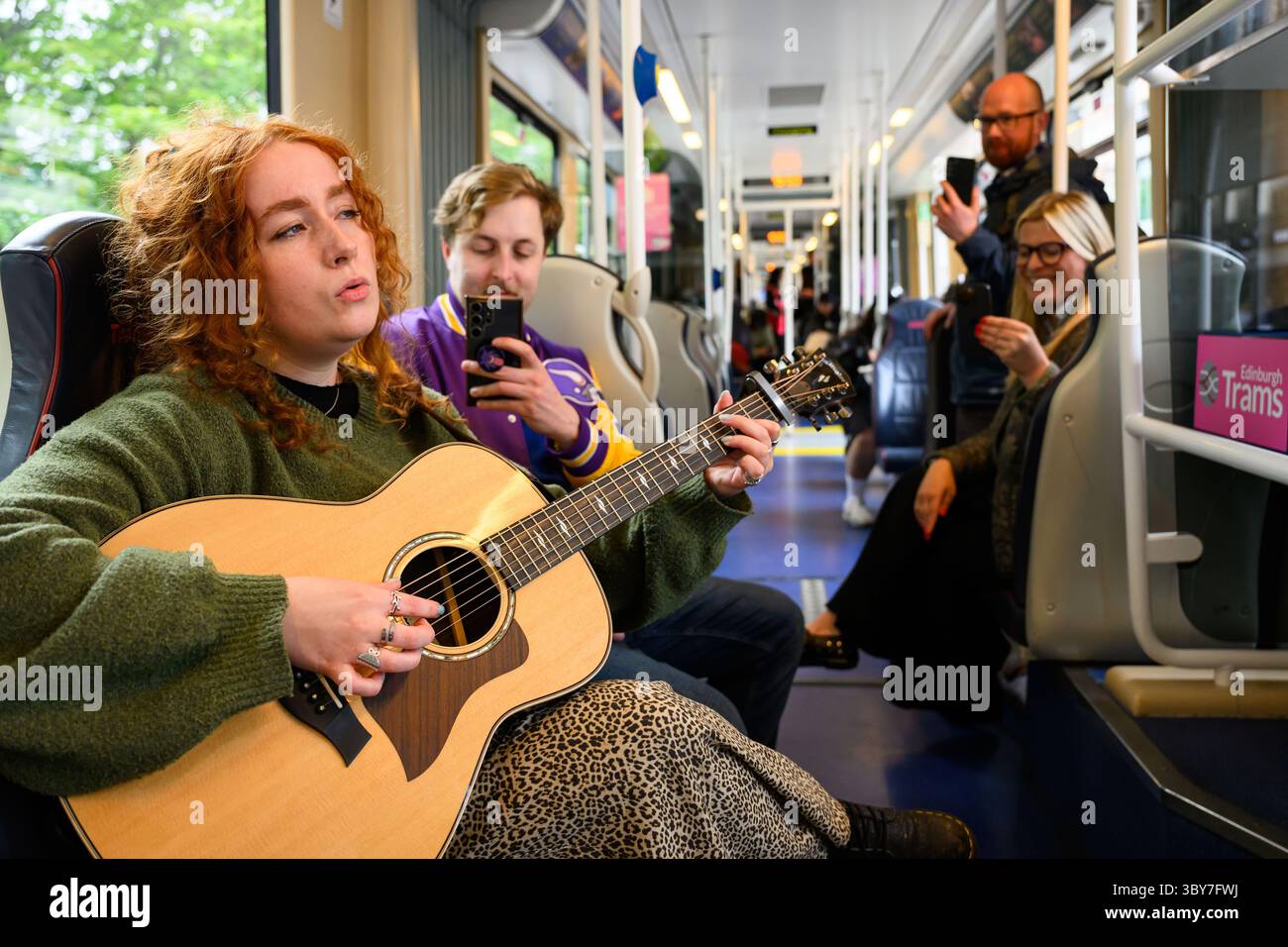 Aufsteigende schottische Künstlerin und TikTok-Star NATI tritt vor ihrem Hoolie-Auftritt im Royal Highland Centre, Edinburgh, Schottland, UK, bei einem Pop-up-Gig in einer Edinburgh-Trambahn auf Stockfoto