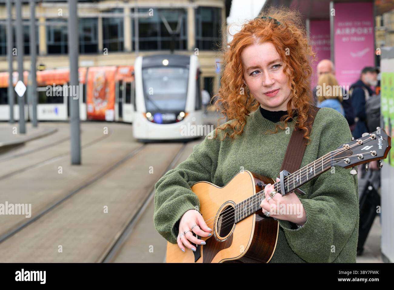 Aufsteigende schottische Künstlerin und TikTok-Star NATI tritt vor ihrem Hoolie-Auftritt im Royal Highland Centre, Edinburgh, Schottland, UK, bei einem Pop-up-Gig in einer Edinburgh-Trambahn auf Stockfoto
