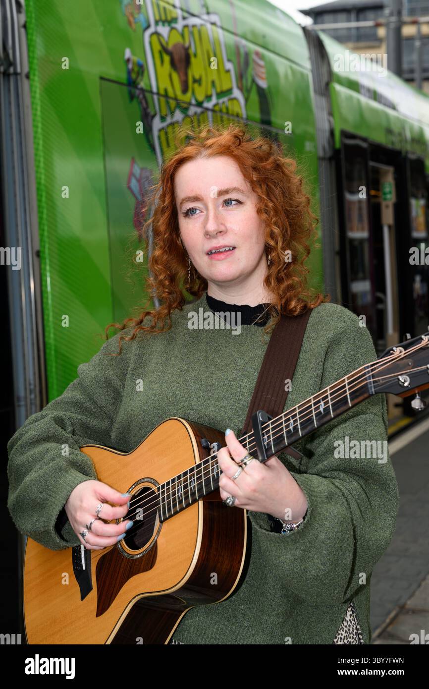 Aufsteigende schottische Künstlerin und TikTok-Star NATI tritt vor ihrem Hoolie-Auftritt im Royal Highland Centre, Edinburgh, Schottland, UK, bei einem Pop-up-Gig in einer Edinburgh-Trambahn auf Stockfoto