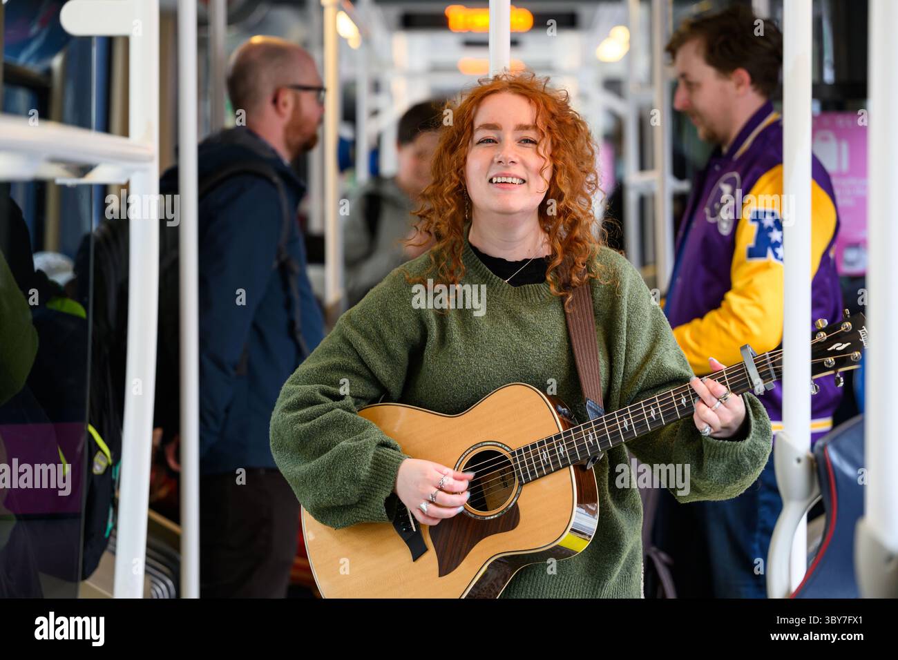 Aufsteigende schottische Künstlerin und TikTok-Star NATI tritt vor ihrem Hoolie-Auftritt im Royal Highland Centre, Edinburgh, Schottland, UK, bei einem Pop-up-Gig in einer Edinburgh-Trambahn auf Stockfoto
