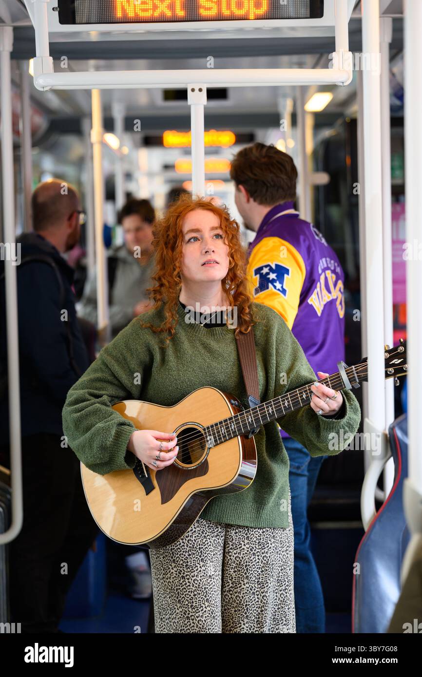 Aufsteigende schottische Künstlerin und TikTok-Star NATI tritt vor ihrem Hoolie-Auftritt im Royal Highland Centre, Edinburgh, Schottland, UK, bei einem Pop-up-Gig in einer Edinburgh-Trambahn auf Stockfoto
