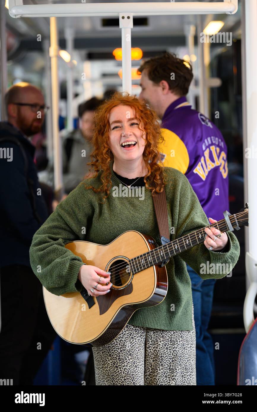 Aufsteigende schottische Künstlerin und TikTok-Star NATI tritt vor ihrem Hoolie-Auftritt im Royal Highland Centre, Edinburgh, Schottland, UK, bei einem Pop-up-Gig in einer Edinburgh-Trambahn auf Stockfoto