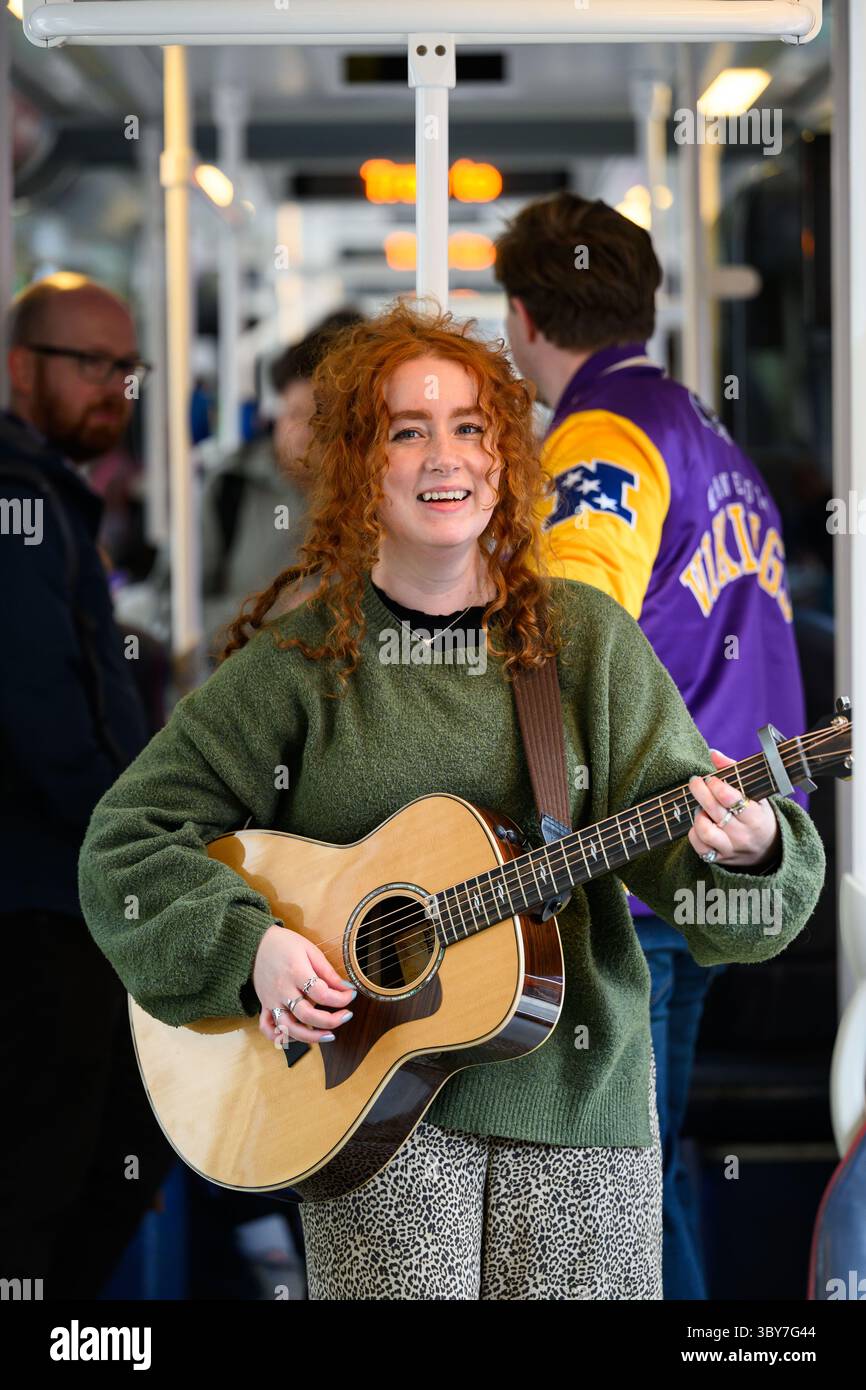 Aufsteigende schottische Künstlerin und TikTok-Star NATI tritt vor ihrem Hoolie-Auftritt im Royal Highland Centre, Edinburgh, Schottland, UK, bei einem Pop-up-Gig in einer Edinburgh-Trambahn auf Stockfoto