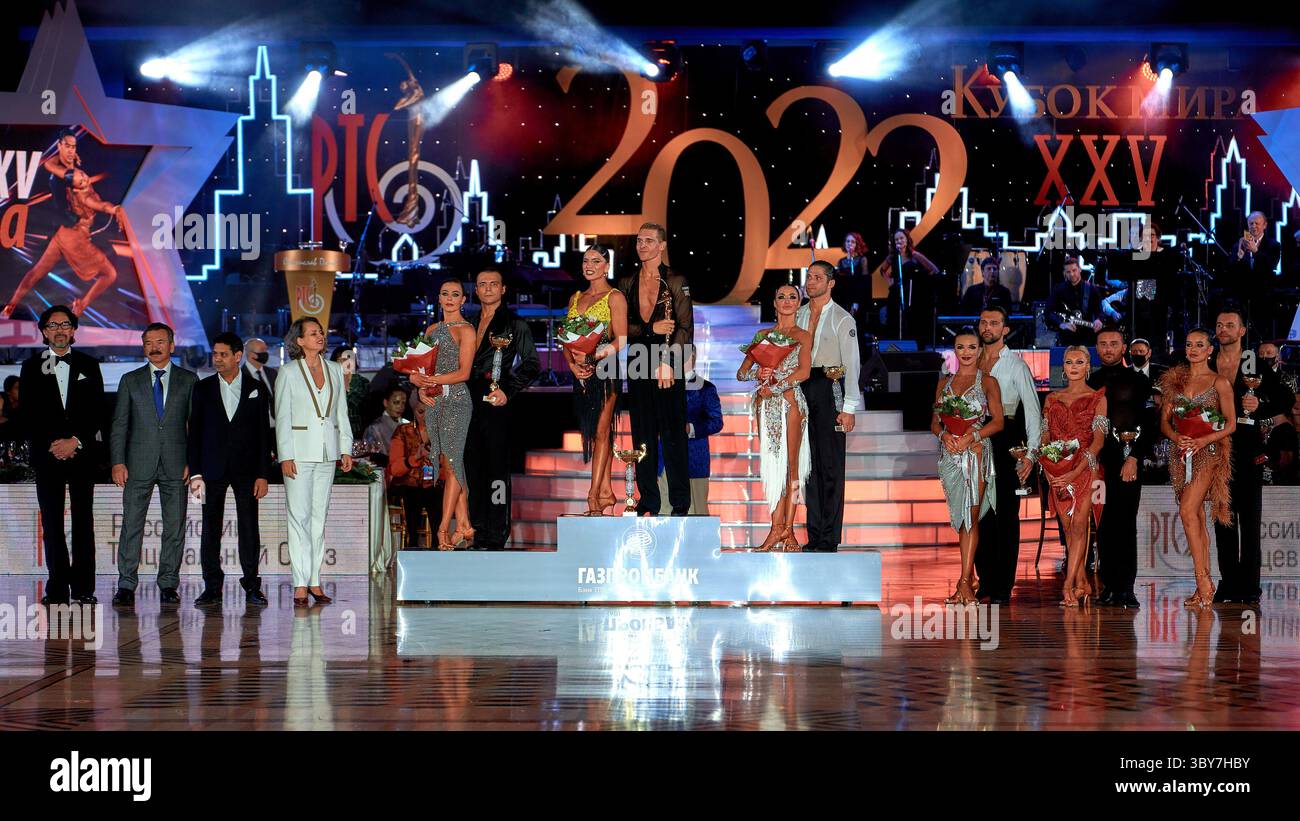 22. Januar 2022, Moskau, Russland: Auszeichnung von Tänzerinnen und Tänzerinnen im professionellen Programm der 25. Lateinamerikanischen Dance World Cup. Trotz drohender Pandemie fand in Moskau der 25. Lateinamerikanische Dance World Cup statt. Die besten Sport- und Tanzpaare traten schließlich im Staatlichen Kreml-Palast auf. (Foto: © Mihail Siergiejevicz/SOPA Images via ZUMA Press Wire) Stockfoto