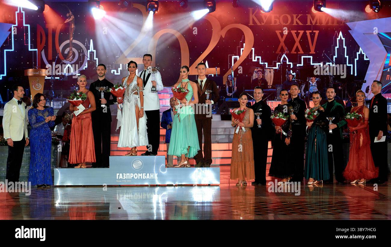 22. Januar 2022, Moskau, Russland: Auszeichnung von Tänzern im amerikanischen Programm beim 25. Lateinamerikanischen Dance World Cup. Der 25. Latin American Dance World Cup fand trotz drohender Pandemie in Moskau statt. Die besten Sport- und Tanzpaare traten schließlich im Staatlichen Kreml-Palast auf. (Foto: © Mihail Siergiejevicz/SOPA Images via ZUMA Press Wire) Stockfoto