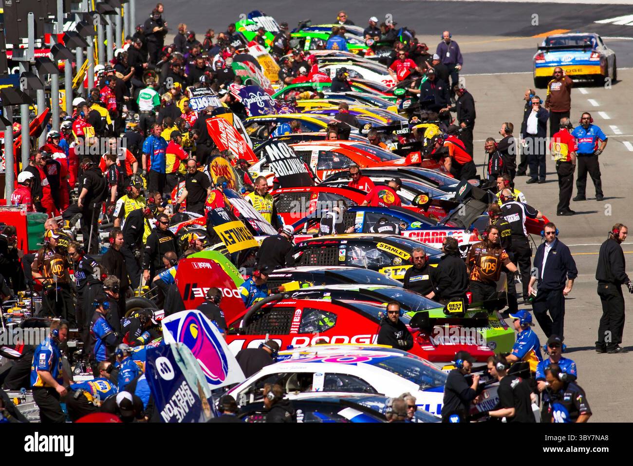 BRISTOL, TN - 19. März: Die Teams des NASCAR Sprint Cup gehen am 21. März 2010 in Bristol, TN, auf die Rennstrecke für das Food City 500 Rennen. (Bild: © Walter G. Arce Sr./ZUMA Press Wire) Stockfoto