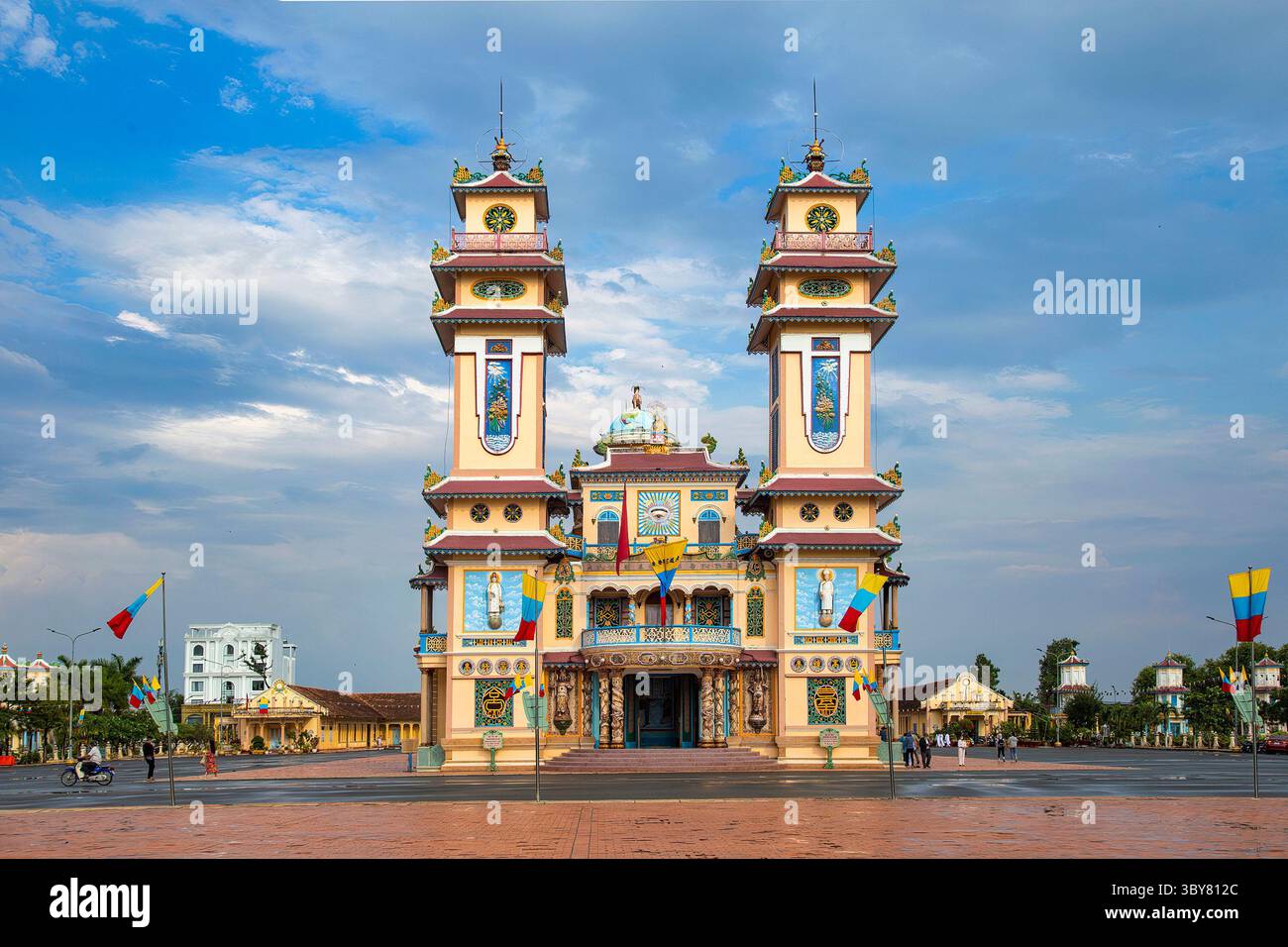 Cao Dai Tempelbereich und meditierende Anhänger der Cao Dai Religion im Tempel Cao Dai, Tay Ninh, Vietnam Stockfoto
