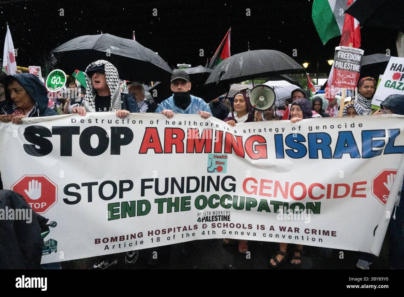 Am 19. Juli 2025 versammelten sich Demonstranten im strömenden Regen an der Botschaft im Zentrum von London, um die Menschen in Palästina und Gaza zu unterstützen. Stockfoto